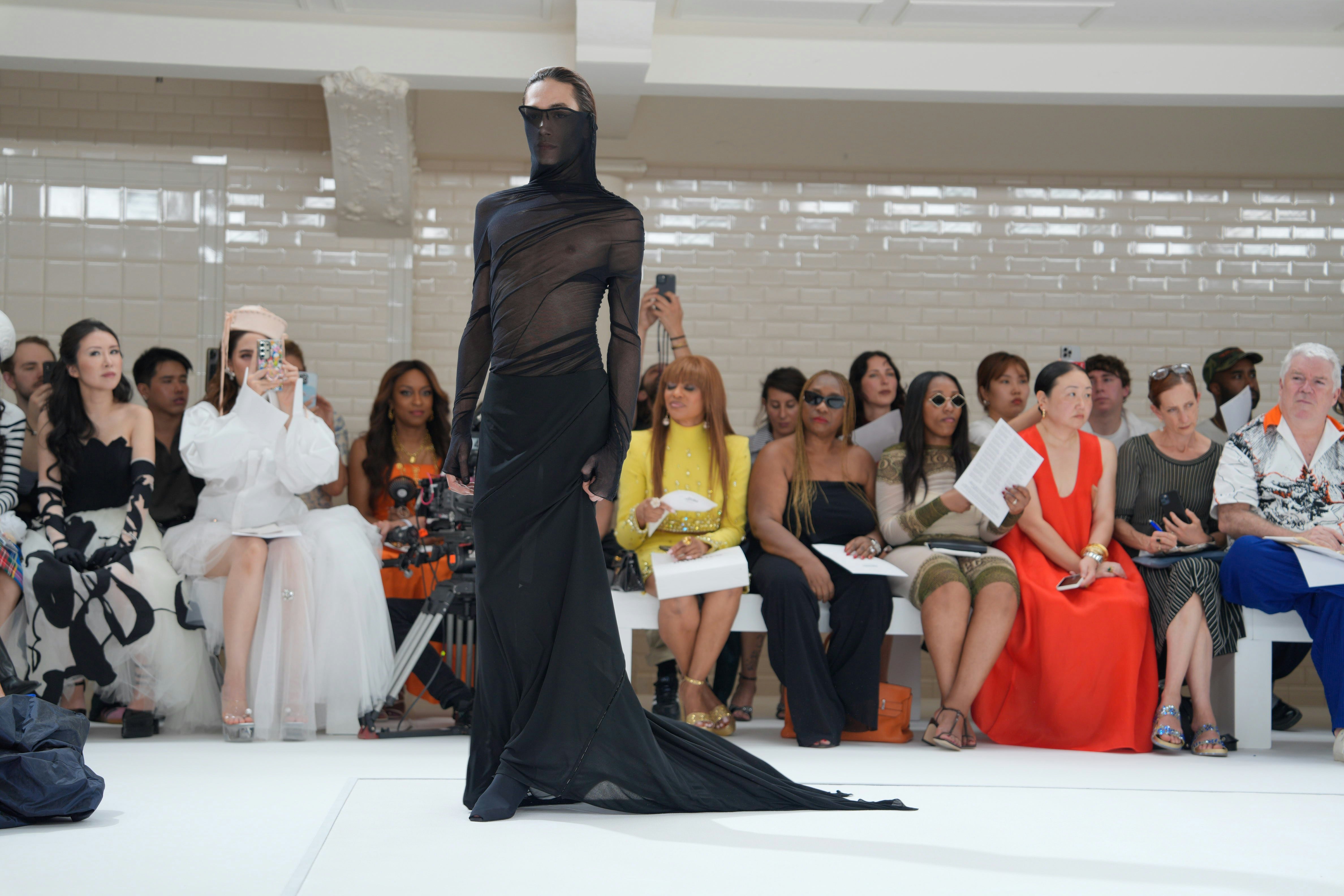 Jean Paul Gaultier Couture Fall 2024 -  Nicolas Di Felice mang đến vẻ đẹp tối giản chưa bao giờ thấy ở triều đại sáng tạo của nhà mốt Pháp