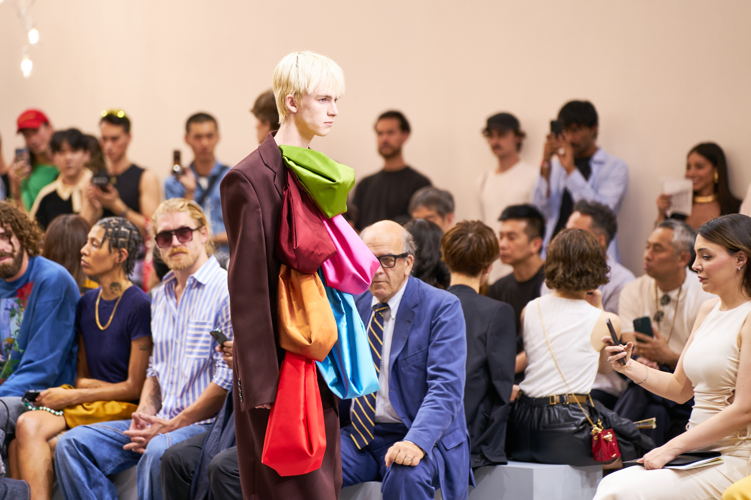 Hinh anh JW Anderson Spring 2025 Menswear - Cảm thức sự phi lý trong tuyệt tác thời trang 11