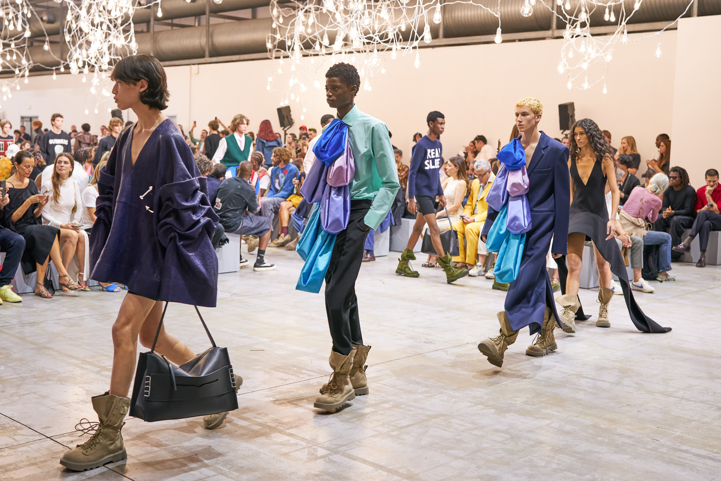 JW Anderson Spring 2025 Menswear - Cảm thức sự phi lý trong tuyệt tác thời trang