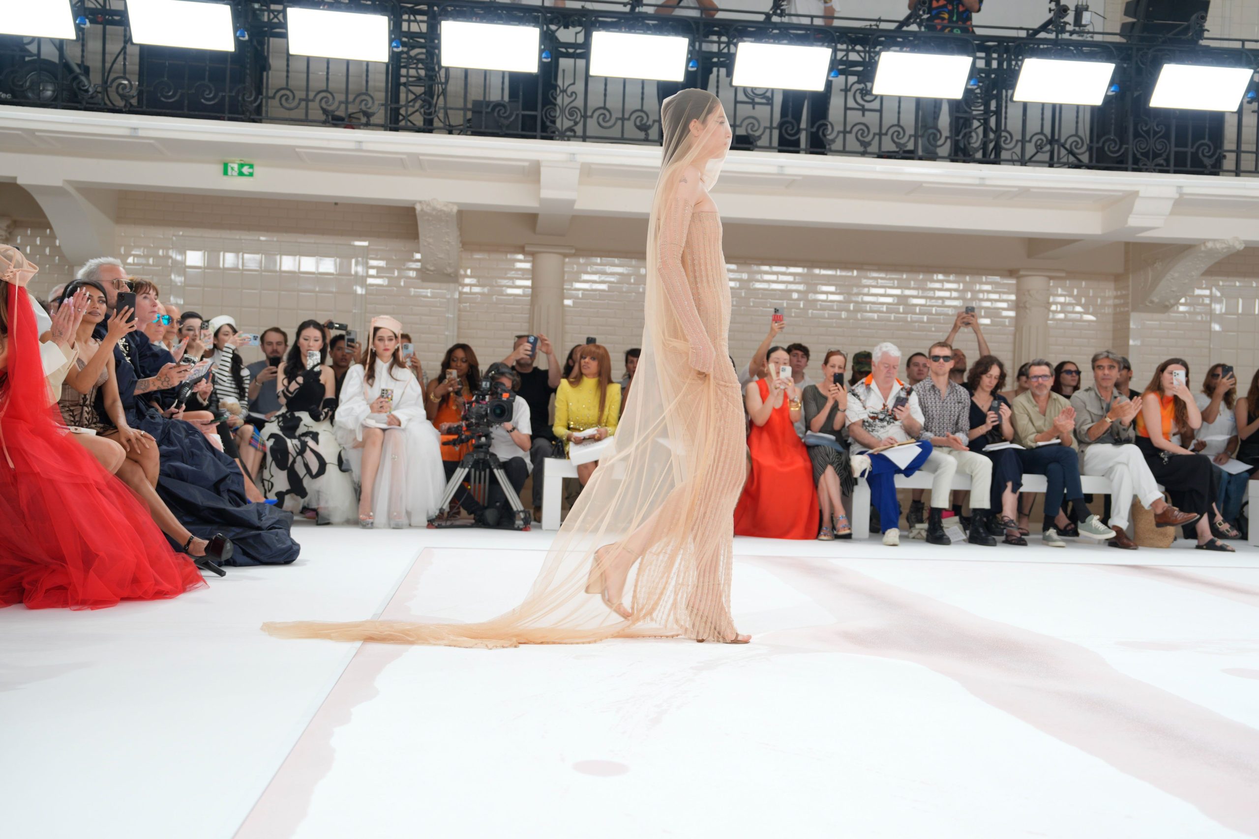 Hinh anh Jean Paul Gaultier Couture Fall 2024 - Nicolas Di Felice mang đến vẻ đẹp tối giản chưa bao giờ thấy ở triều đại sáng tạo của nhà mốt Pháp 2
