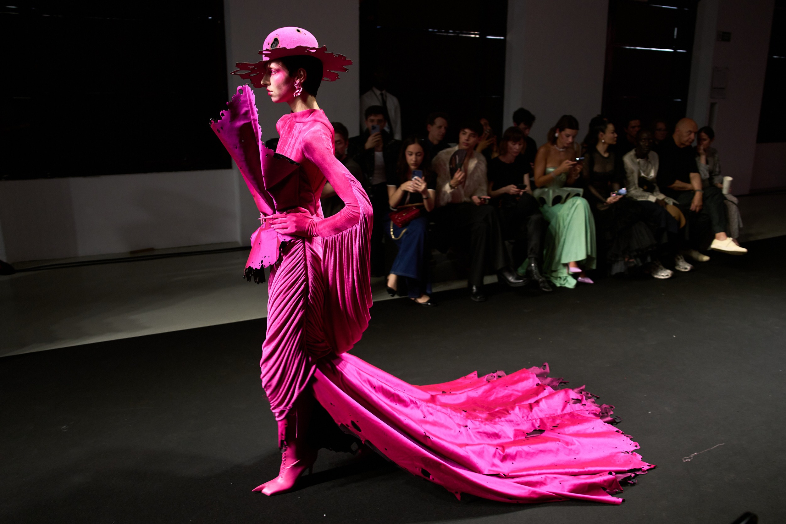 Hinh anh Robert Wun Couture Fall 2024 - Xuân, Hạ, Thu, Đông rồi lại Xuân… 2