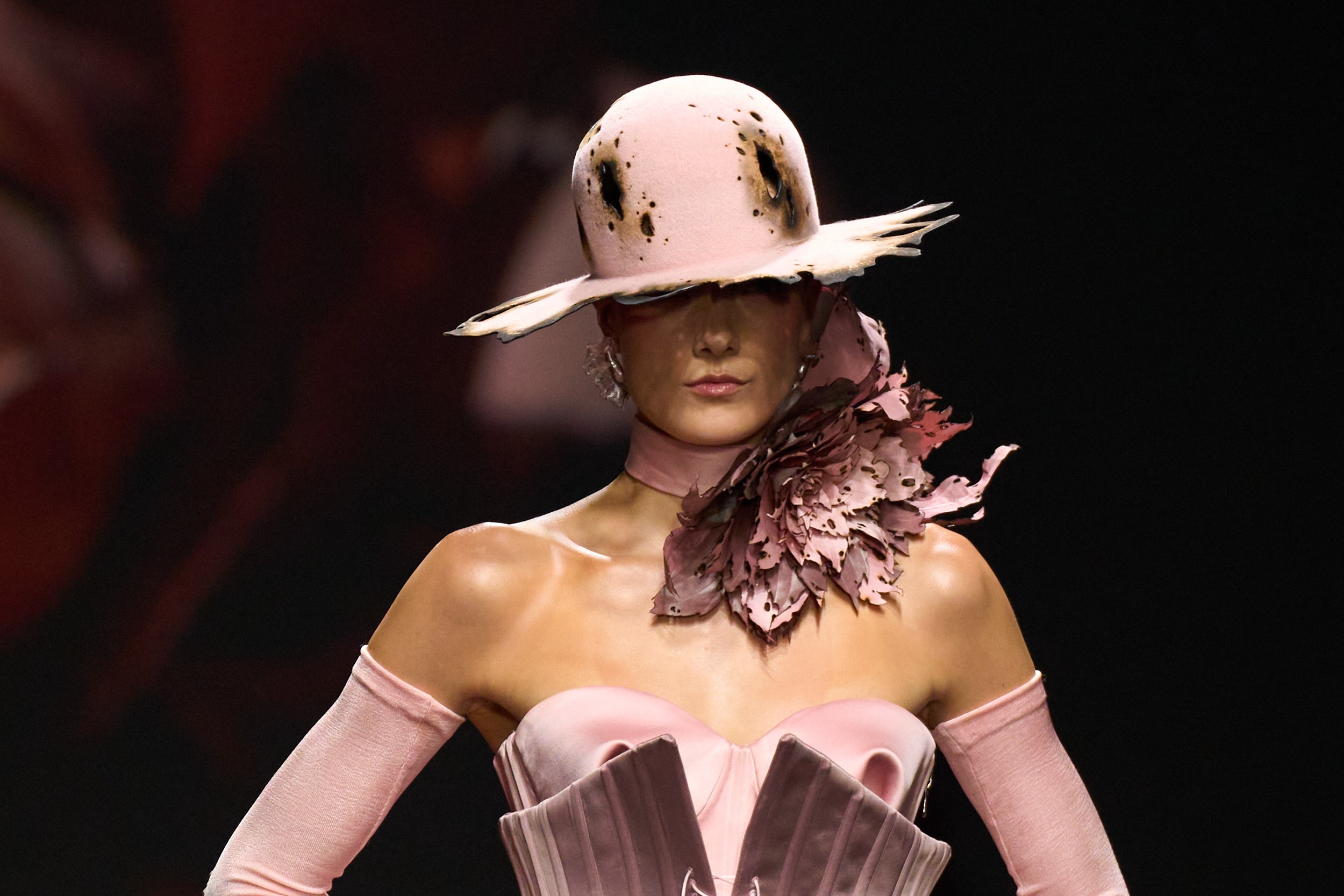 Hinh anh Robert Wun Couture Fall 2024 - Xuân, Hạ, Thu, Đông rồi lại Xuân… 8