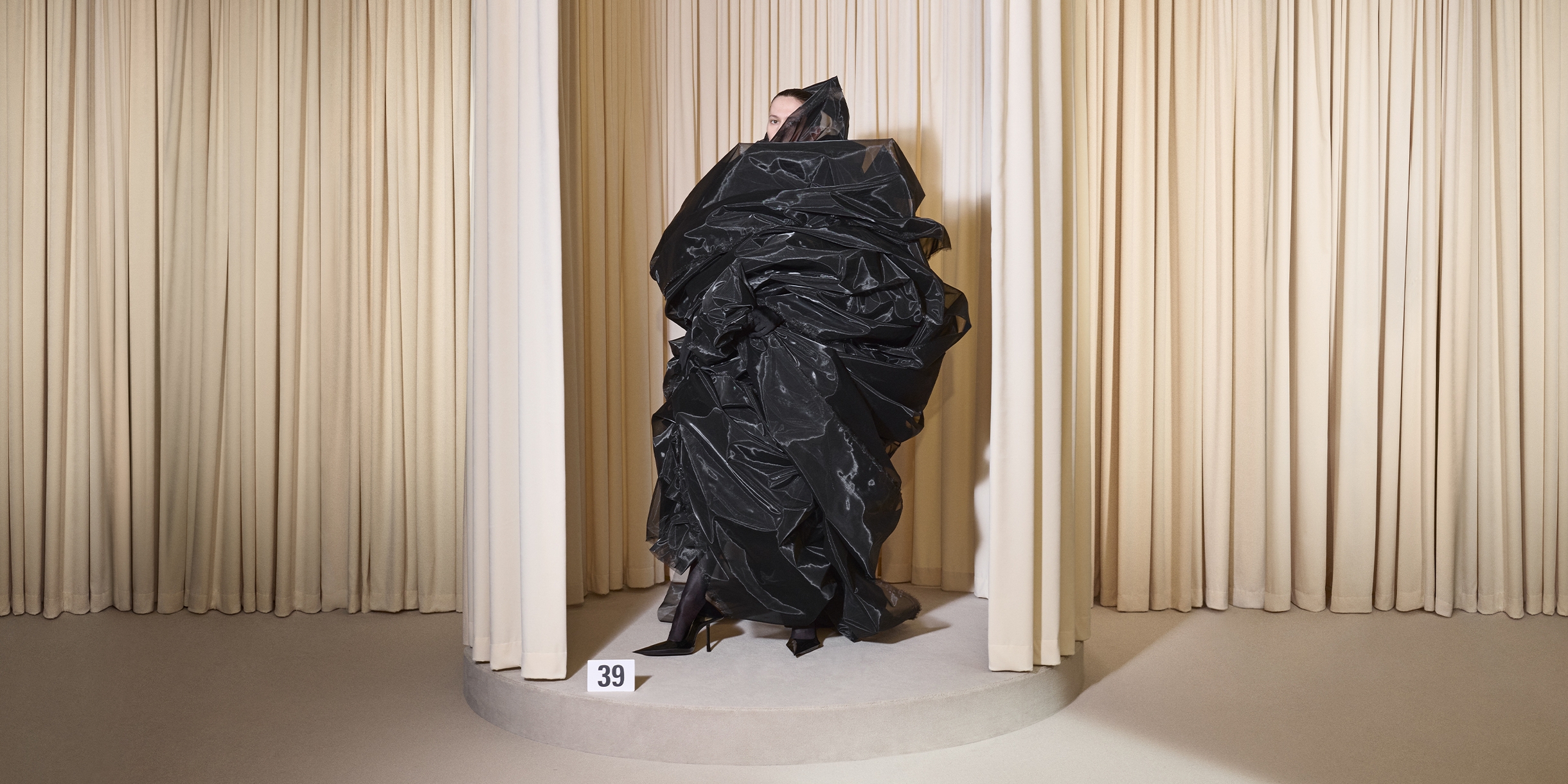 Chiếc váy gây tranh cãi trong Balenciaga Haute Couture FW24: Thời trang cao cấp hay chiêu trò truyền thông?