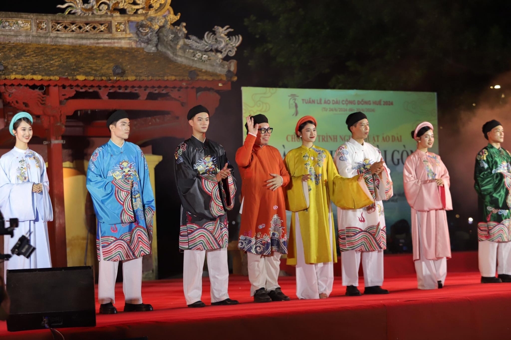 Hinh anh Nghệ nhân Năm Tuyền và tình yêu to lớn với áo dài ngũ thân 2