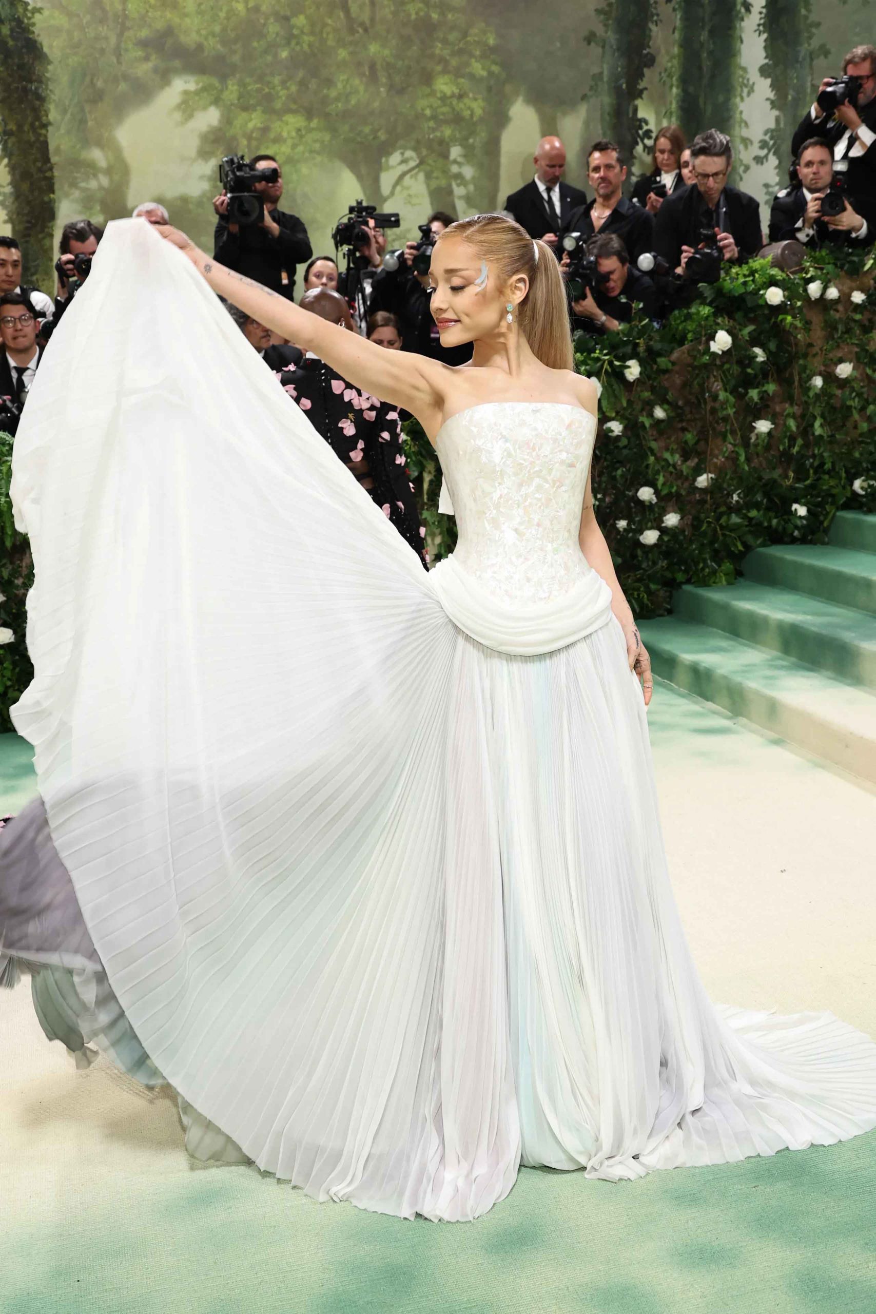 Ariana Grande tại Met Gala 2024