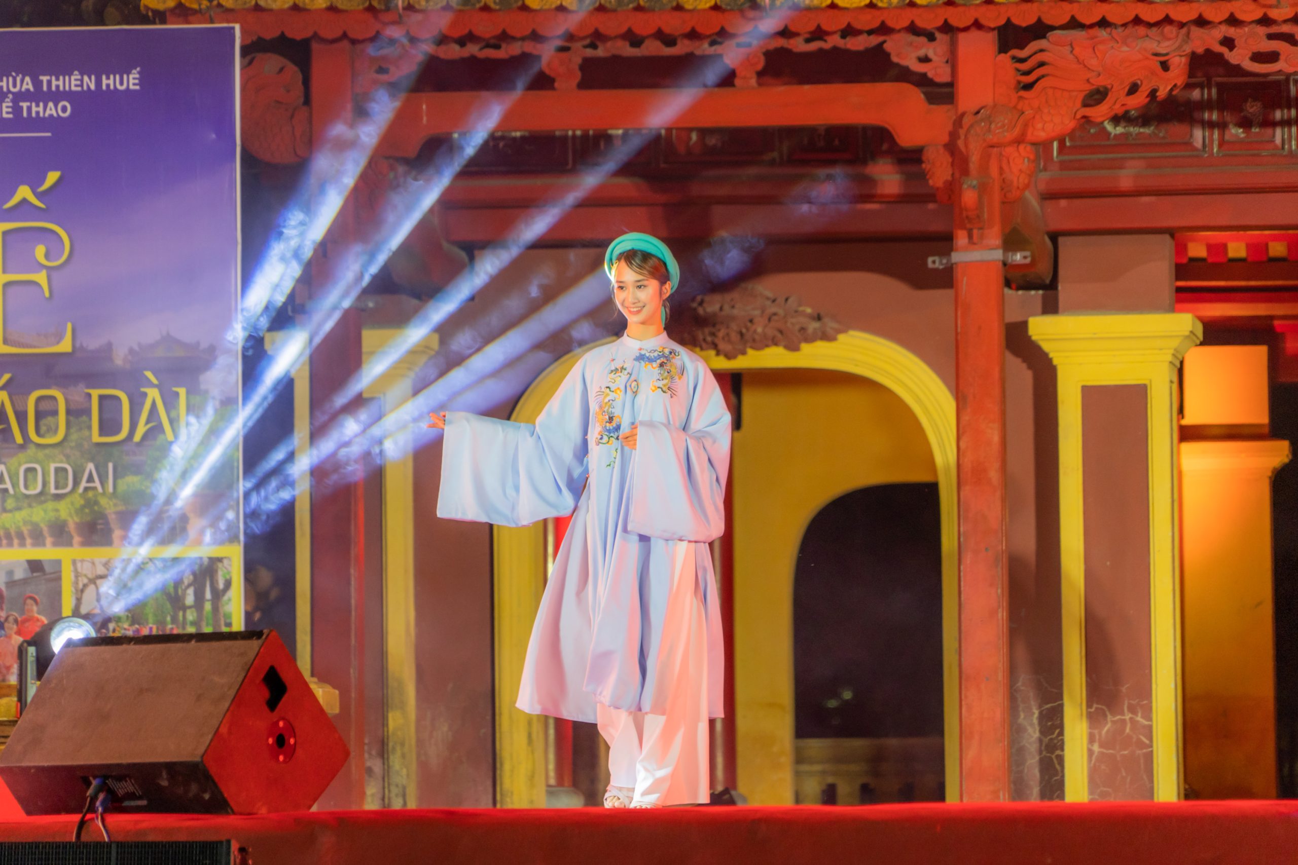 Hinh anh Nghệ nhân Năm Tuyền giới thiệu BST áo dài ngũ thân Long Vân Khánh Hội tại Festival Huế 2024 3