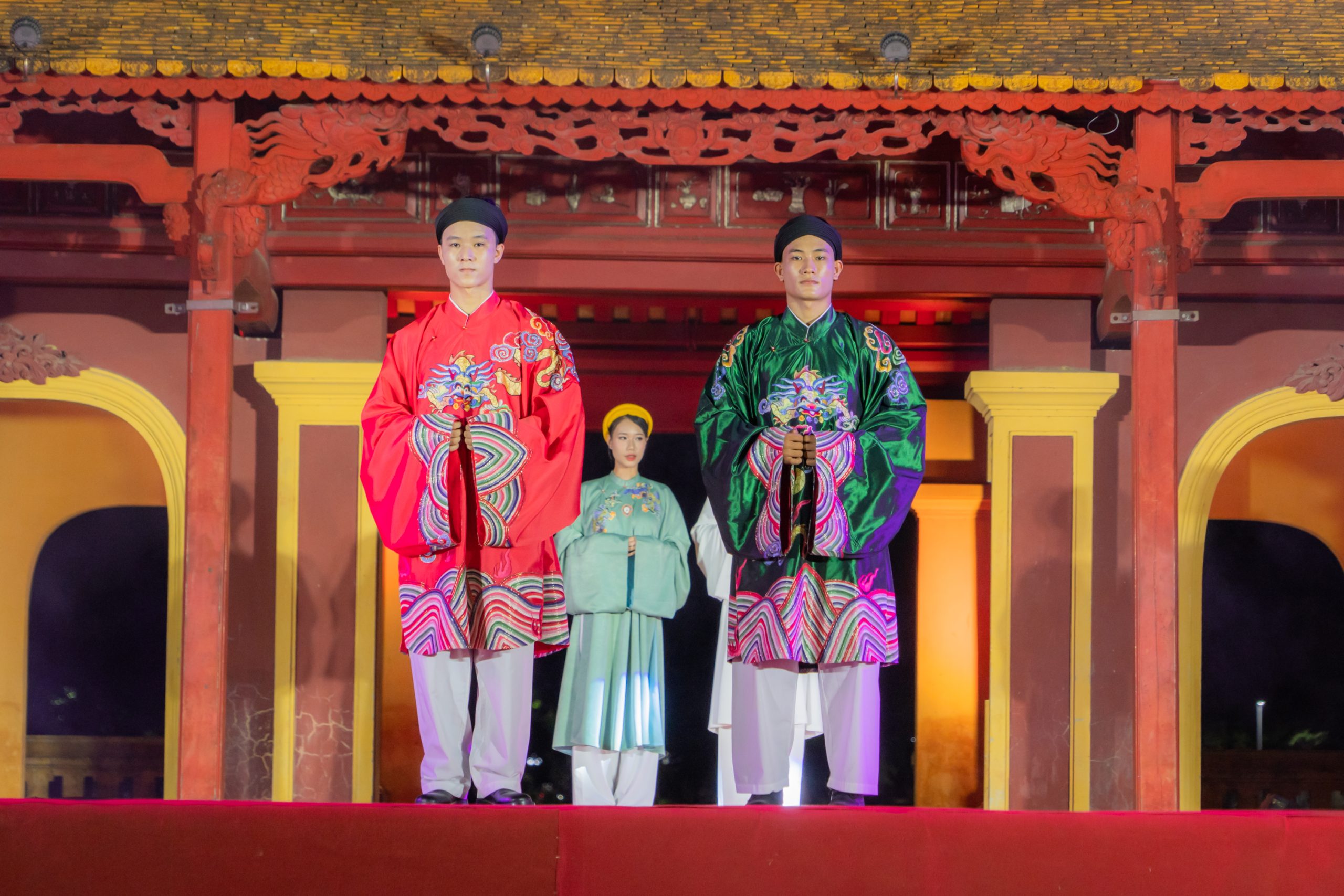Hinh anh Nghệ nhân Năm Tuyền giới thiệu BST áo dài ngũ thân Long Vân Khánh Hội tại Festival Huế 2024 2