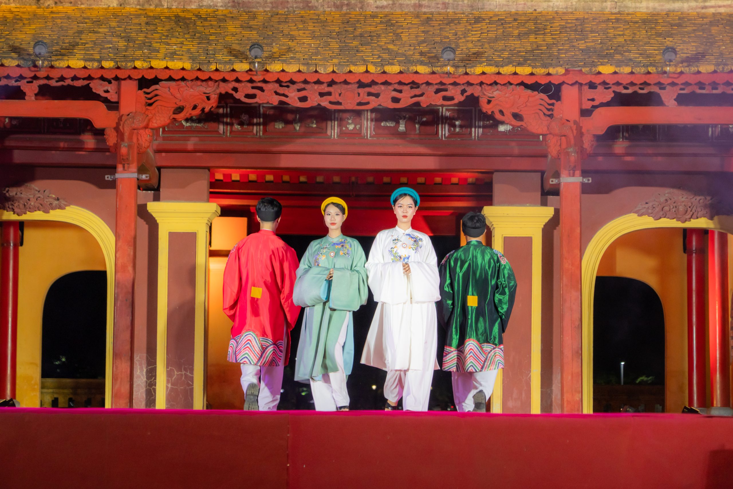 Hinh anh Nghệ nhân Năm Tuyền giới thiệu BST áo dài ngũ thân Long Vân Khánh Hội tại Festival Huế 2024 1