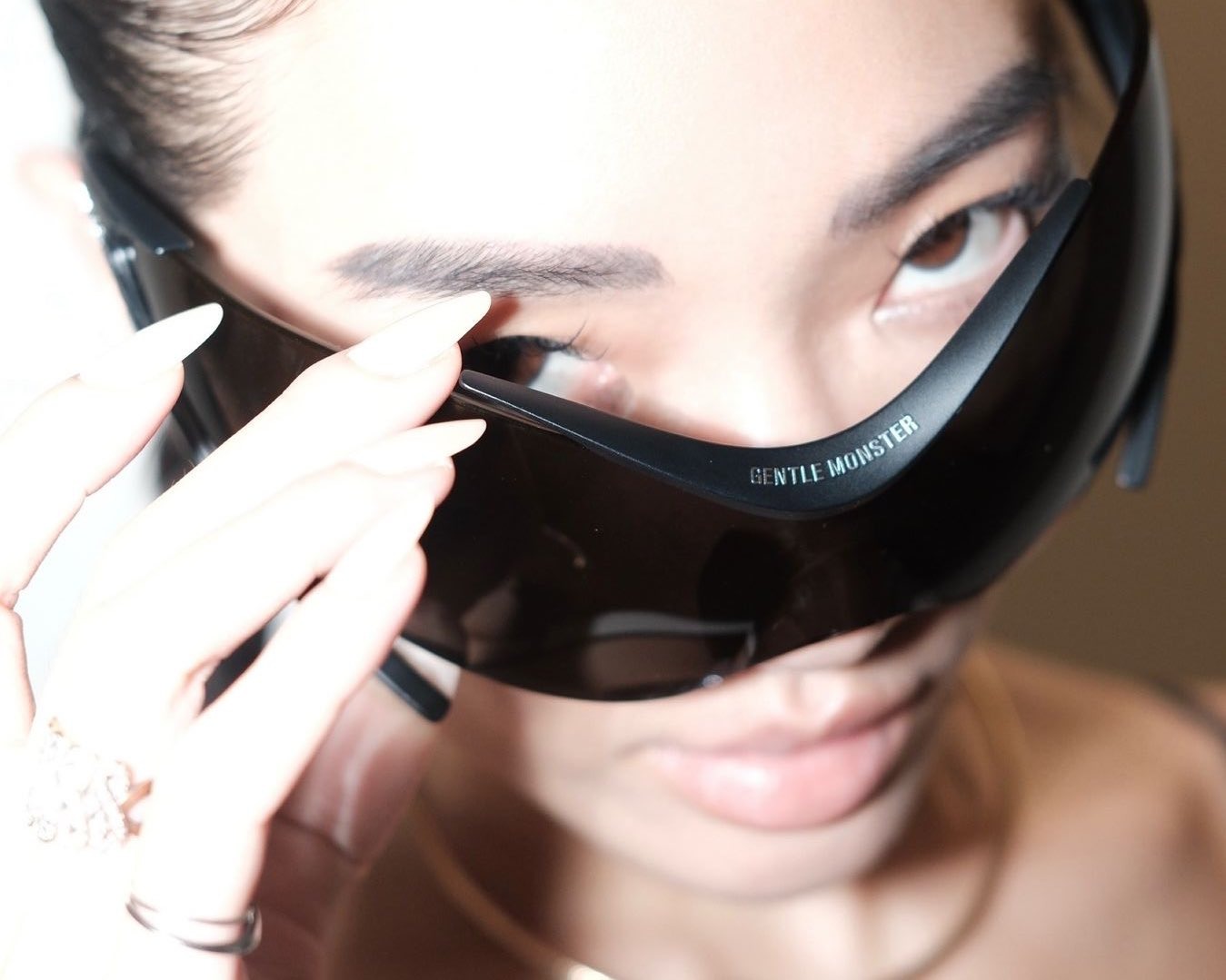 Hinh anh Khai quật “Les Insectes” trong kho lưu trữ, Mugler bắt tay với Gentle Monster ra mắt bộ sưu tập mắt kính mới 3