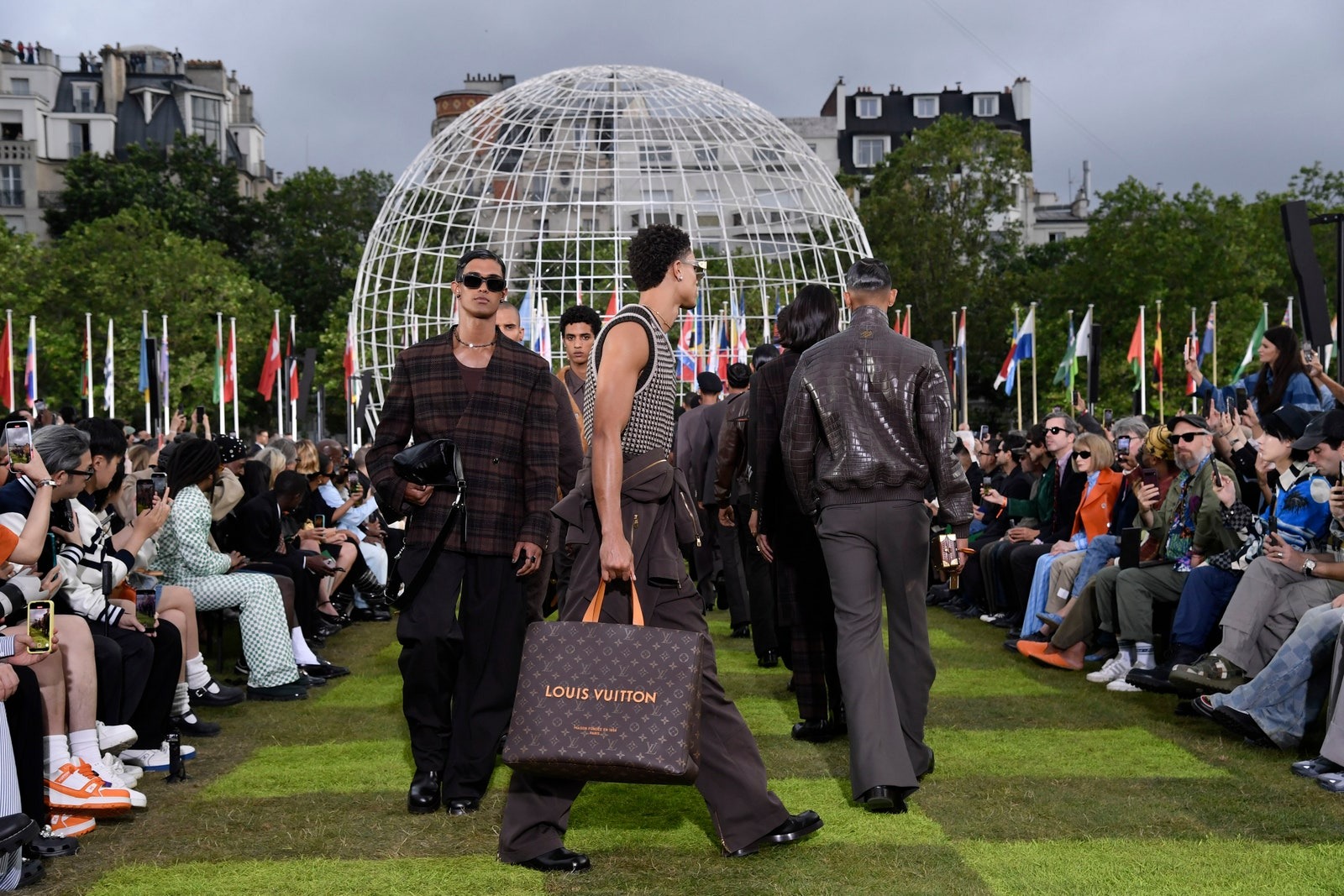 Hinh anh Một thế giới thời trang “thu nhỏ” tràn ngập những xu hướng mới tại Menswear Fashion Week Xuân/Hè 2025 2