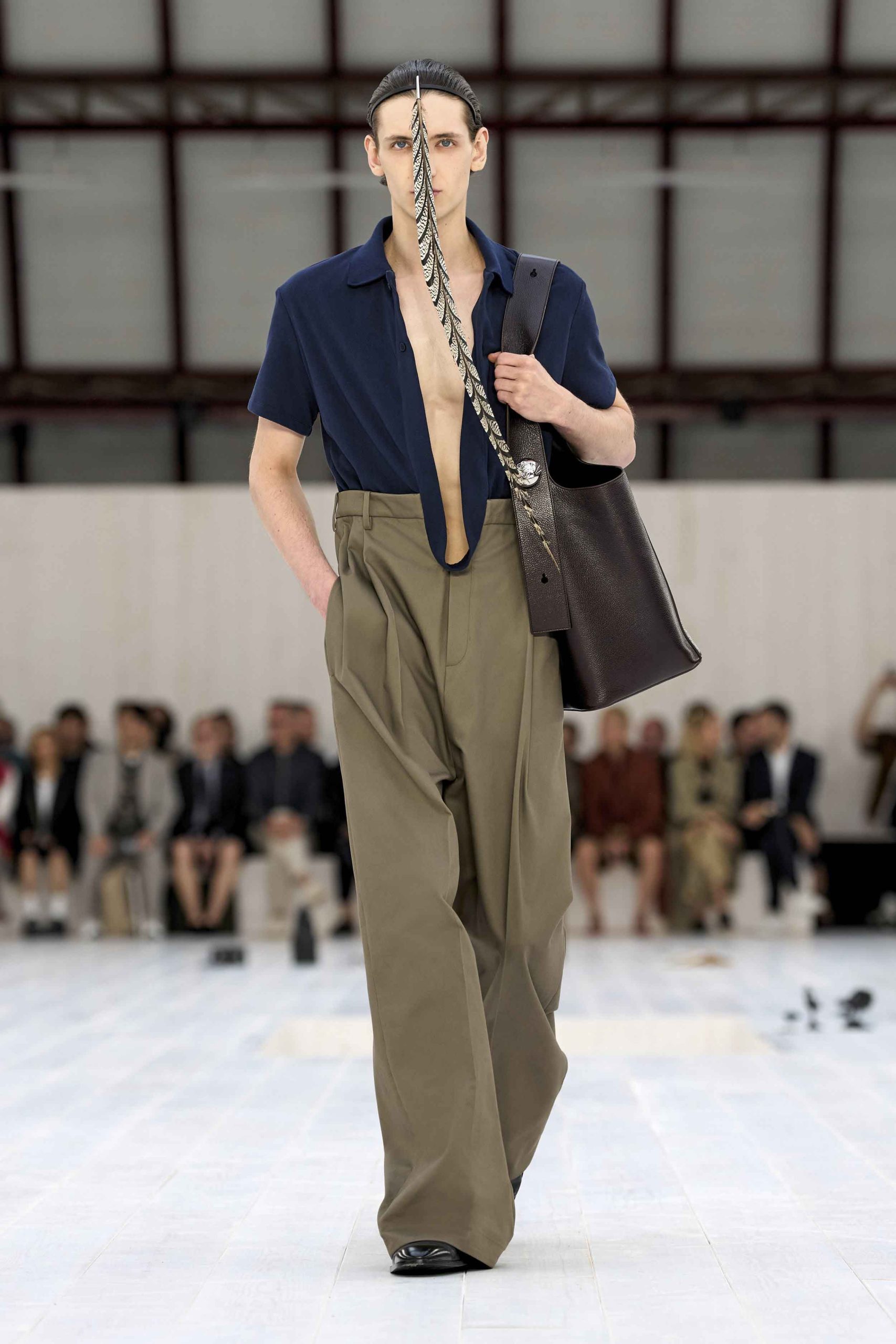 BTS thiết kế độc đáo của Loewe tại SS25