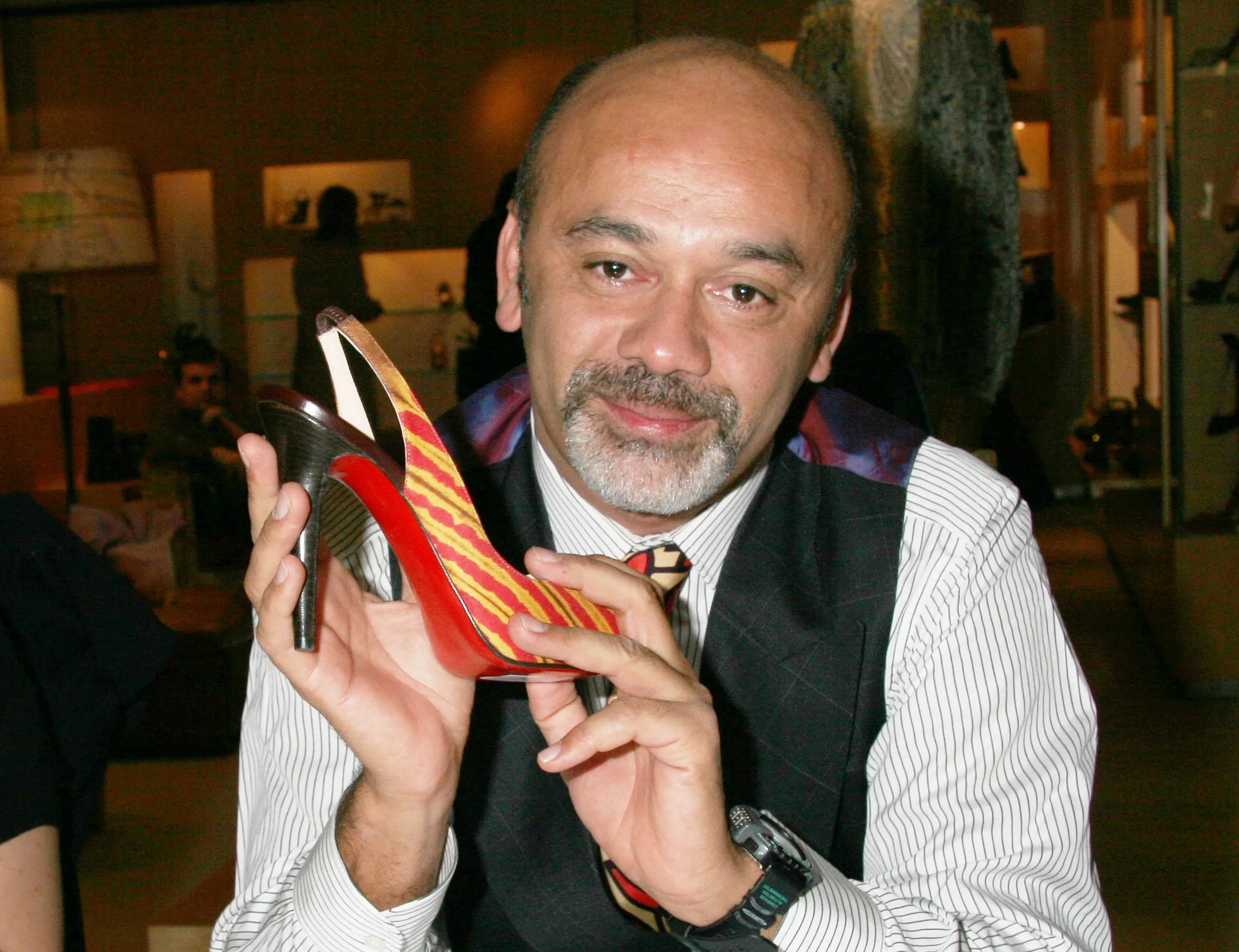 "Cha đẻ" giày đế đỏ huyền thoại Christian Louboutin trở thành tỷ phú ở tuổi 61