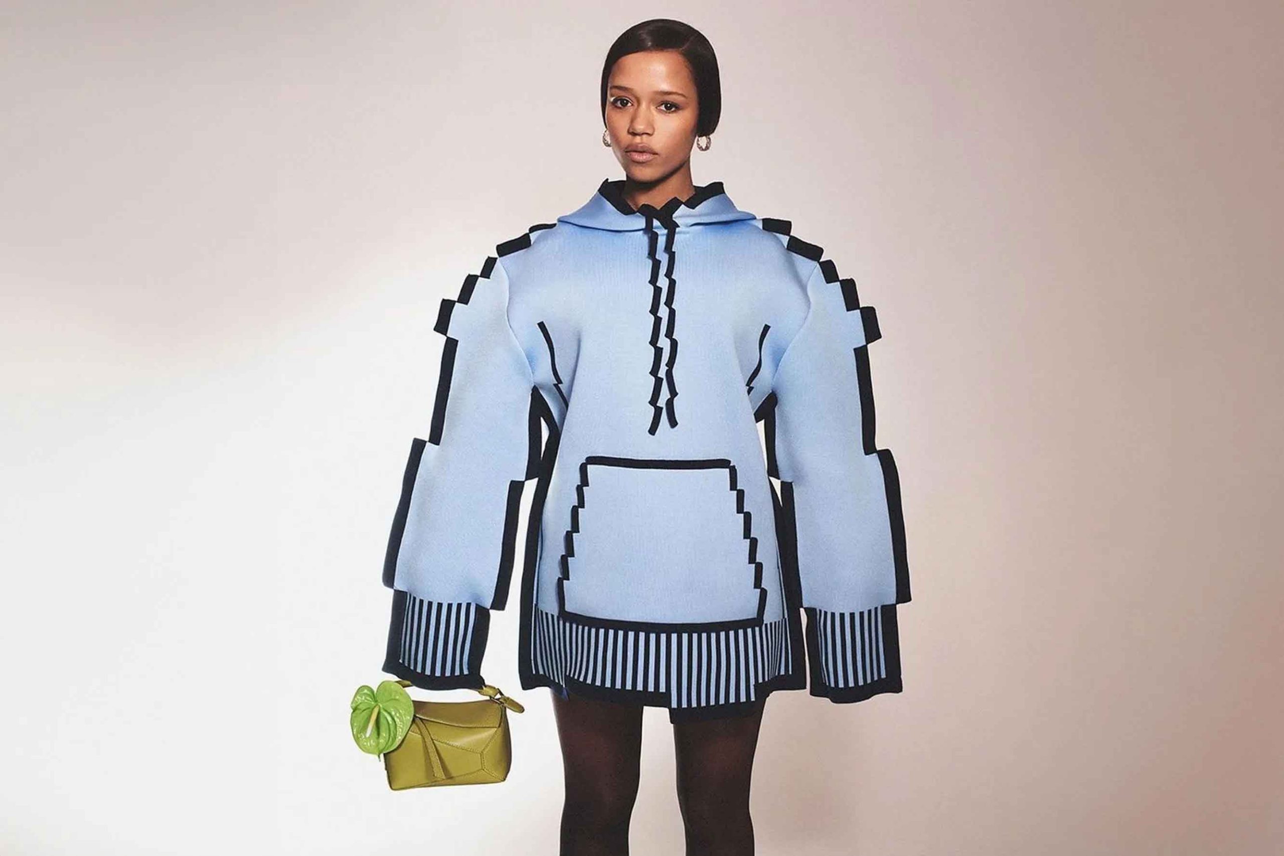Sản phẩm áo hoodie hấp dẫn thị giác Loewe