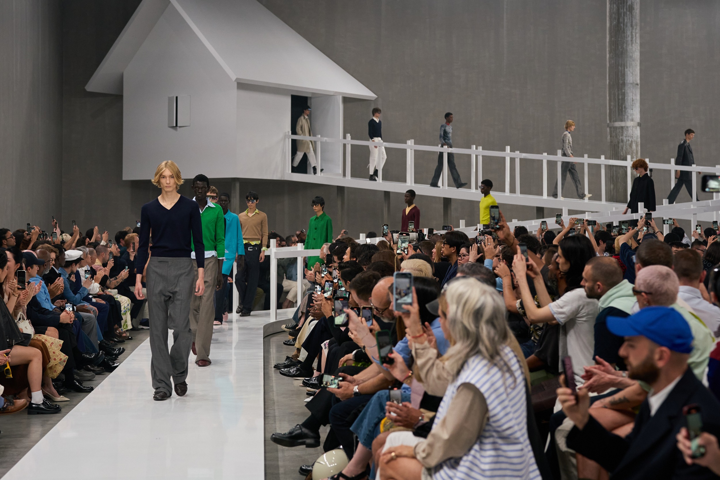 Hinh anh Một thế giới thời trang “thu nhỏ” tràn ngập những xu hướng mới tại Menswear Fashion Week Xuân/Hè 2025 1