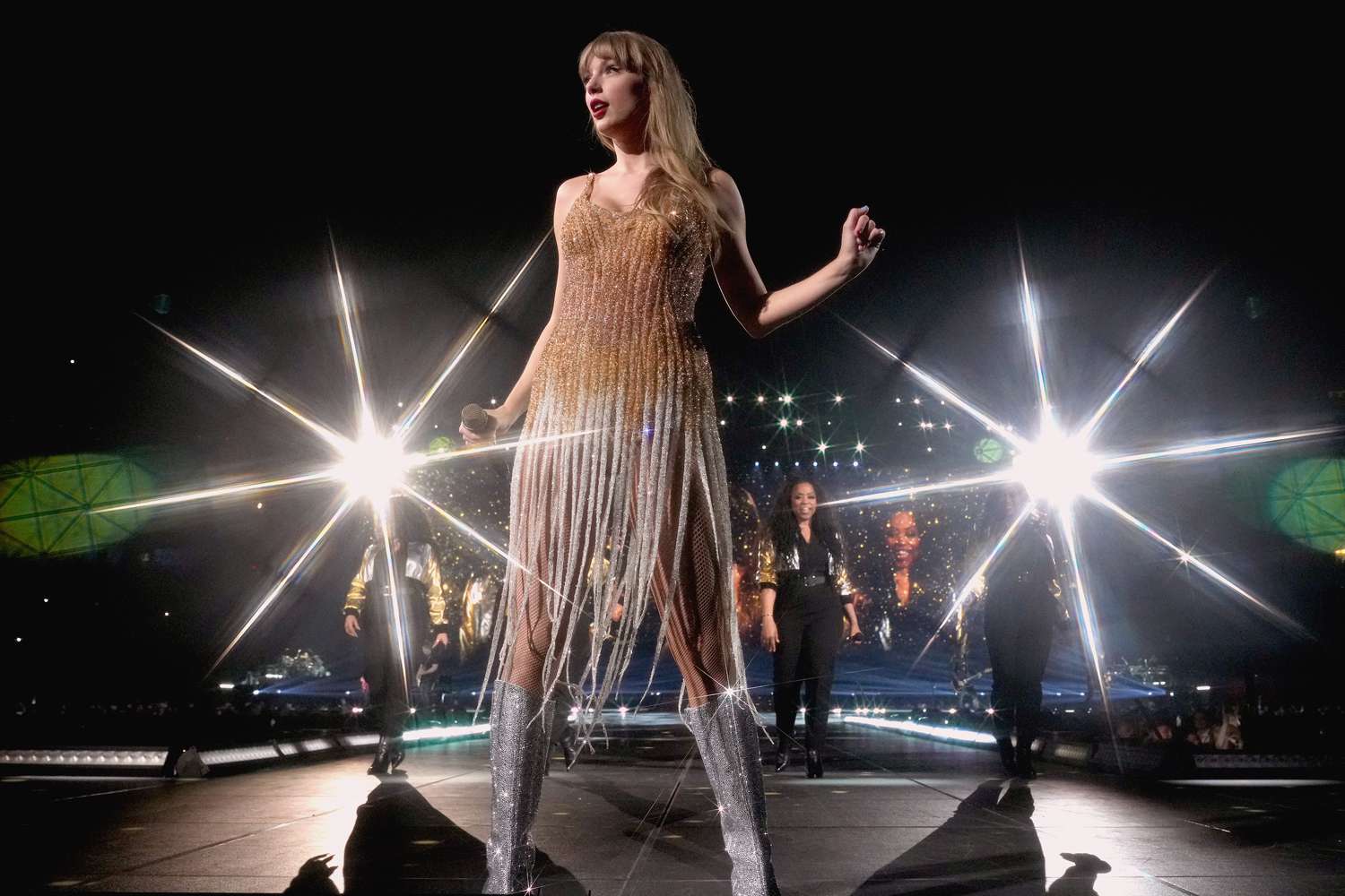 Sự bùng nổ của thời trang lưu diễn: Concert giờ là fashion show!