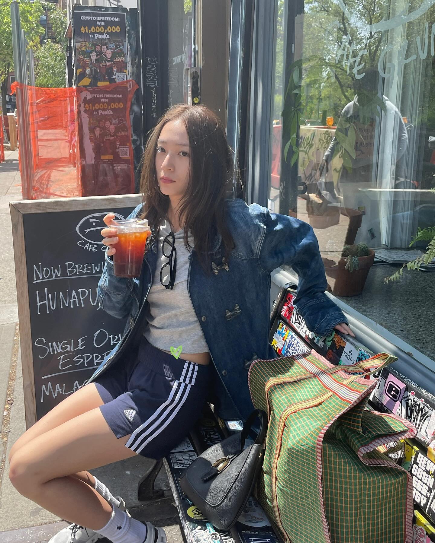Những cách phối chiếc quần short Adidas “nóng” nhất mùa hè này