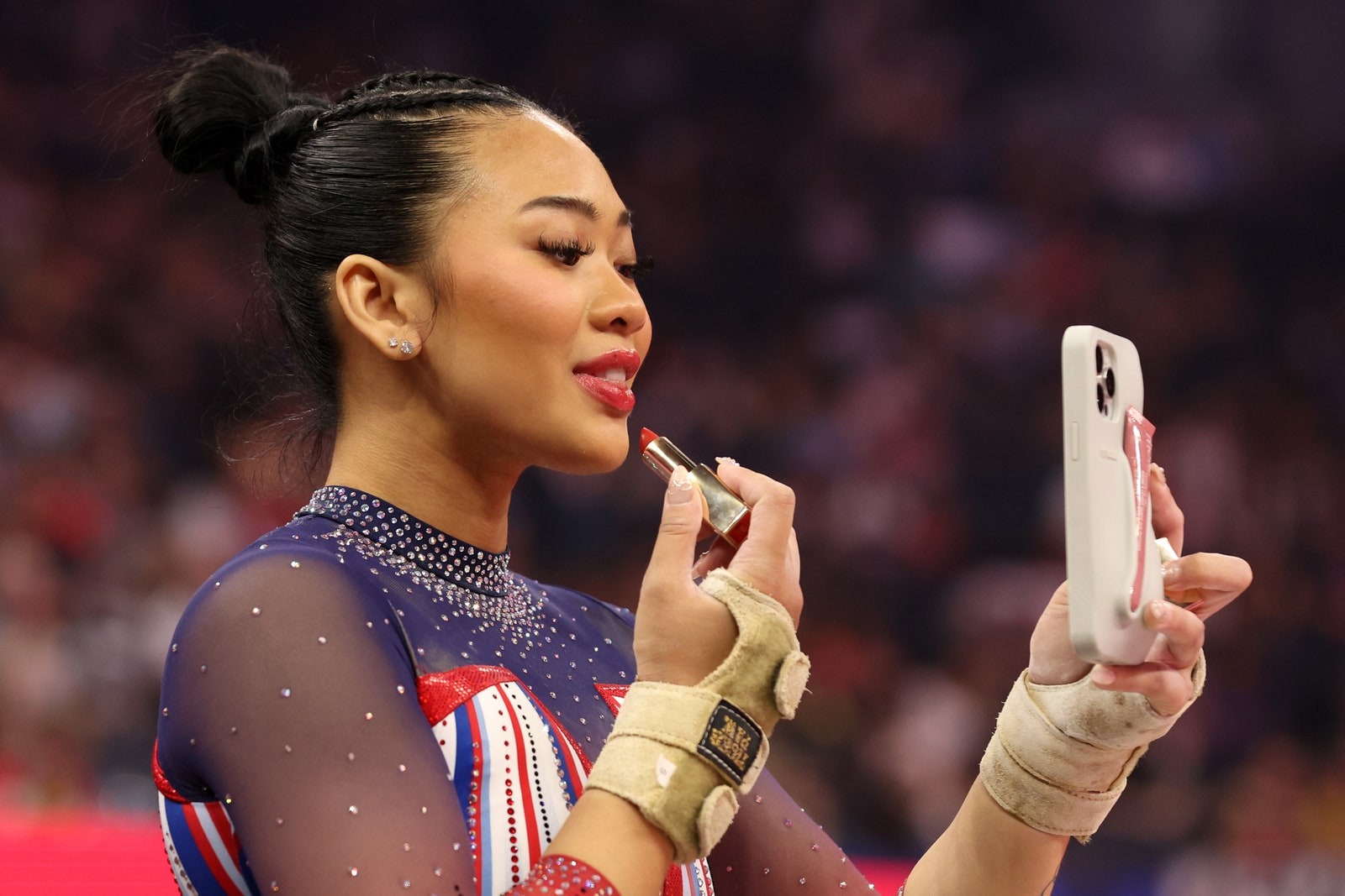Khi các vận động viên Olympic Paris 2024 mê hoặc làng mốt bằng cách làm đẹp vừa thời thượng vừa sâu sắc