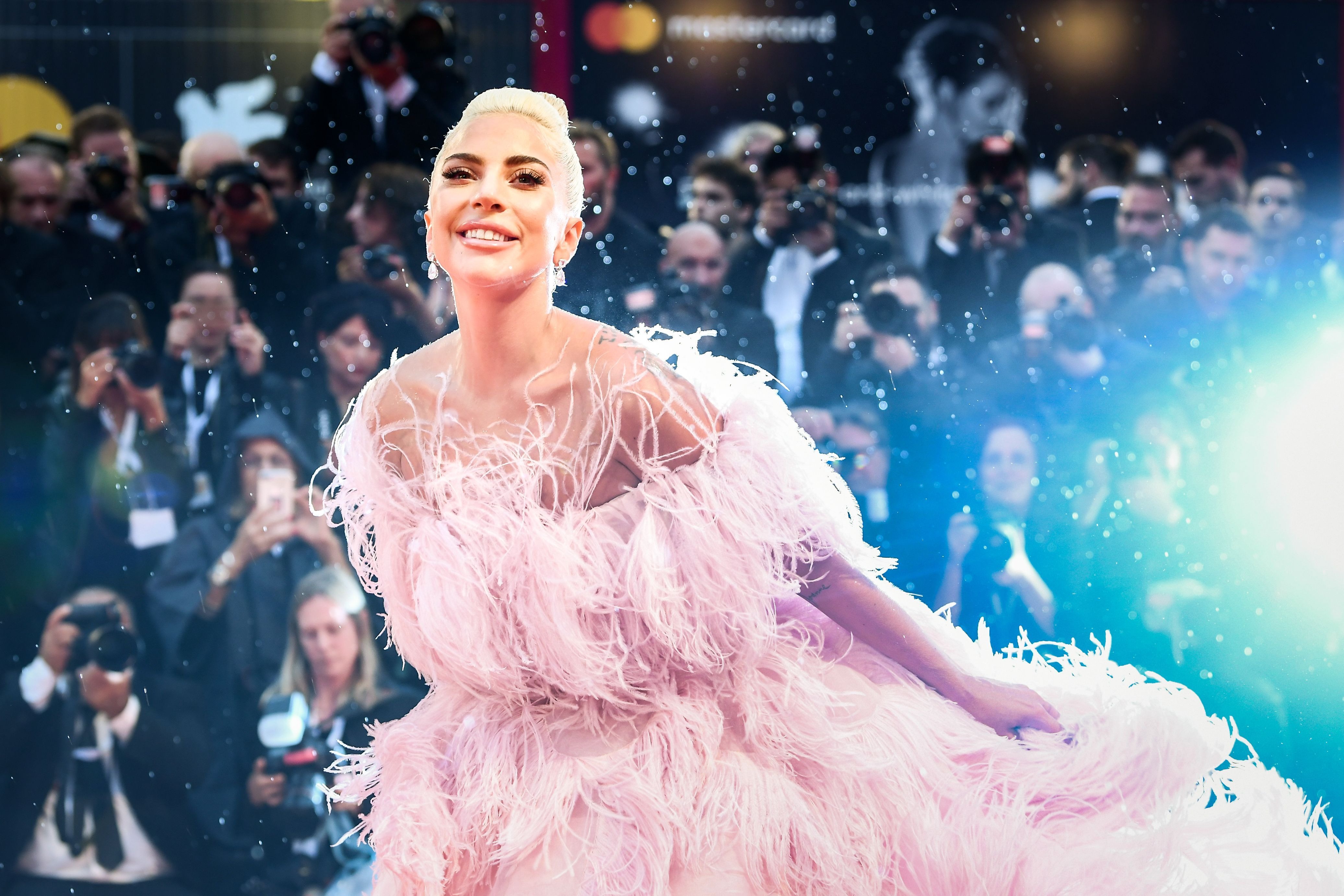 Vì sao Liên hoan phim Venice giữ được cốt lõi thời trang cổ điển hơn Cannes Film Festival?