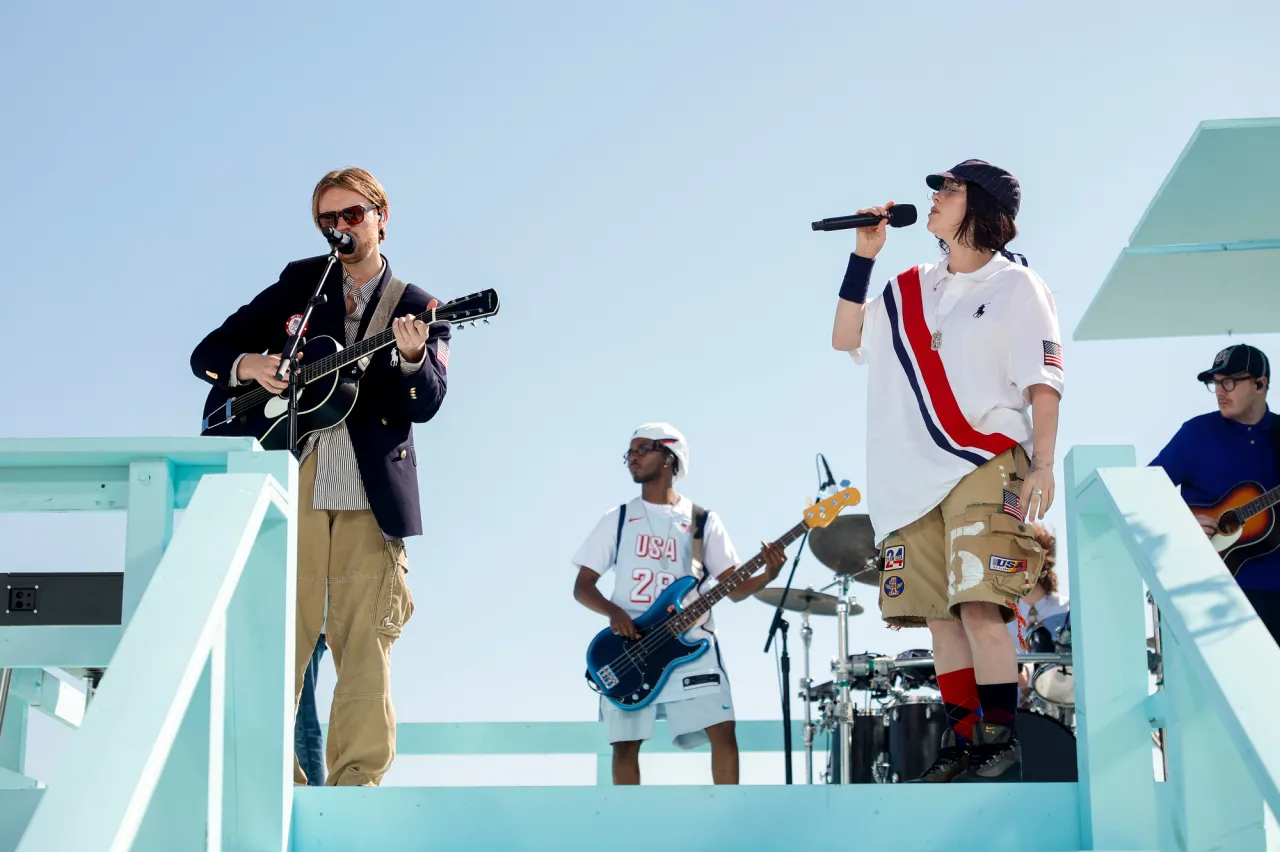 Billie Eilish và FINNEAS biểu diễn
