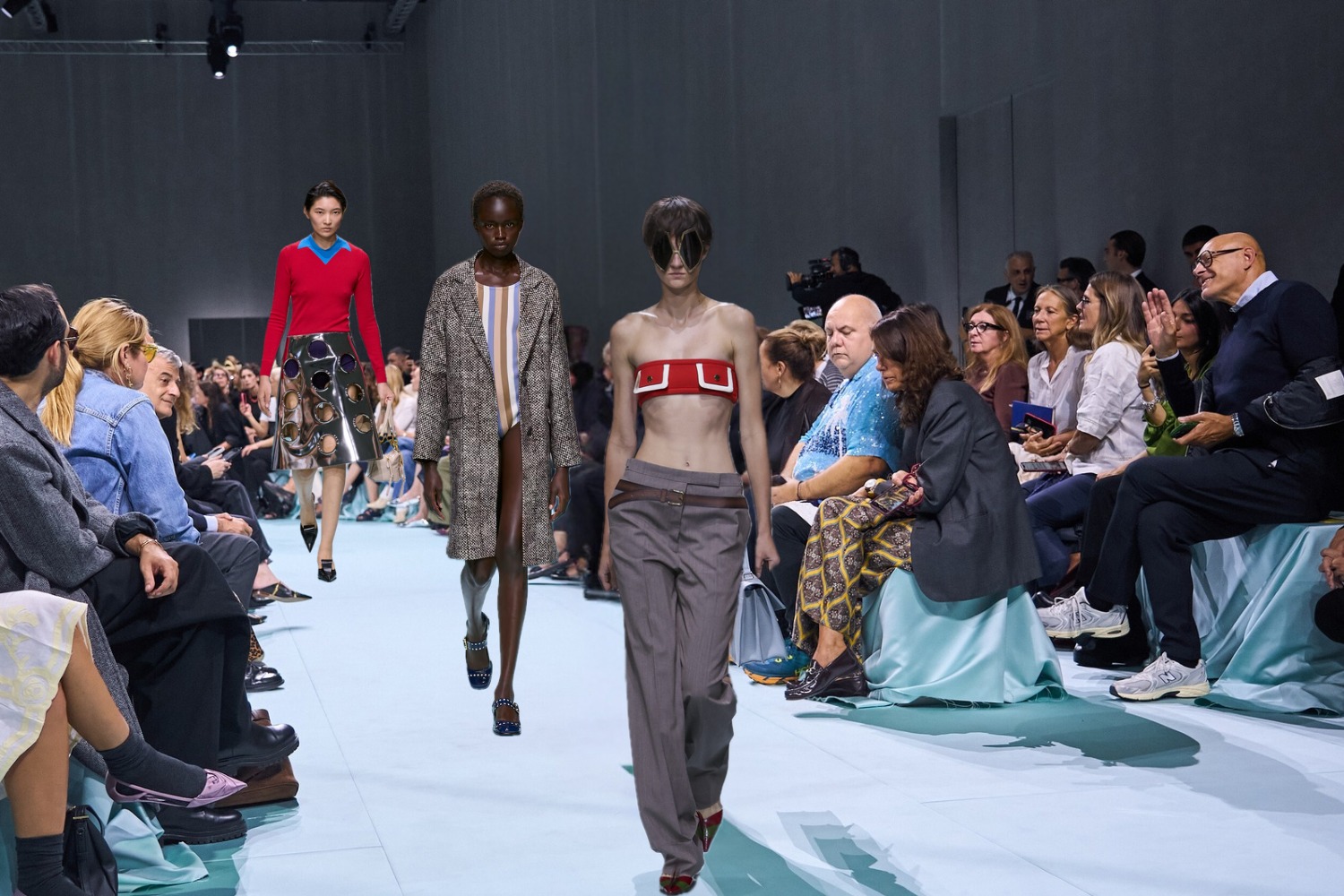 Prada Spring 2025 - Sự phản đối đầy thách thức dành cho kỷ nguyên của thuật toán