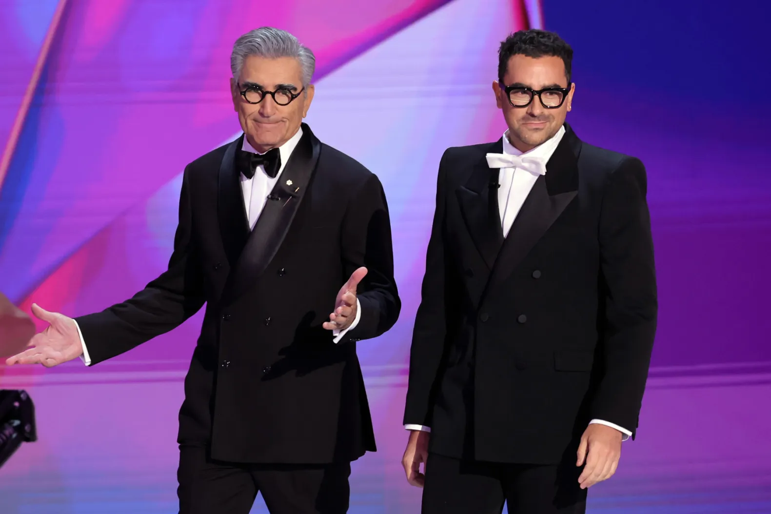Eugene và Dan Levy tại lễ trao giải emmy 2024