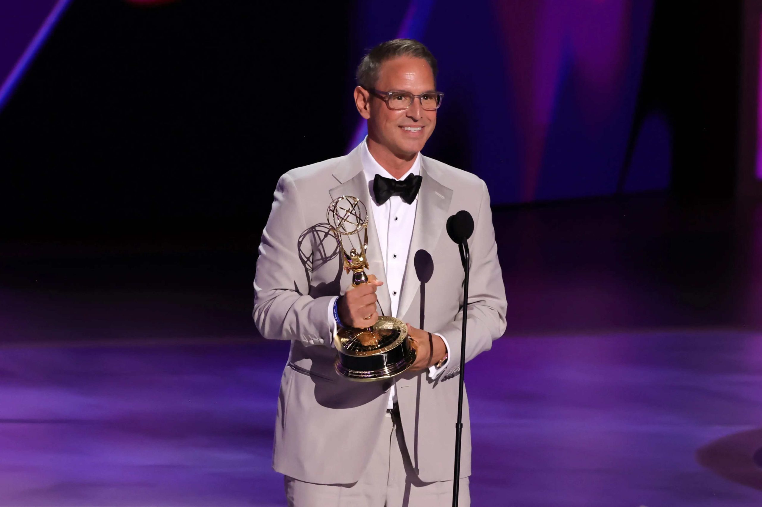 Greg Berlanti nhận giải đã nhận giải thưởng Governors emmy