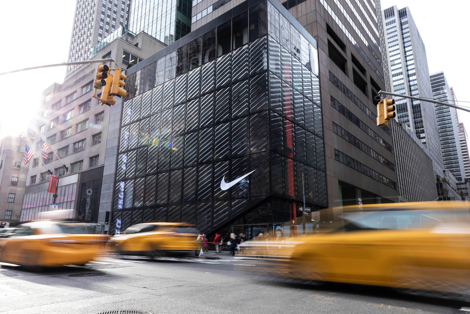 Một nghịch lý về tài chính: Nike mất gần 40 tỷ giá trị thị trường trong khi CEO kiếm hơn 100 triệu đô trong nhiệm kỳ