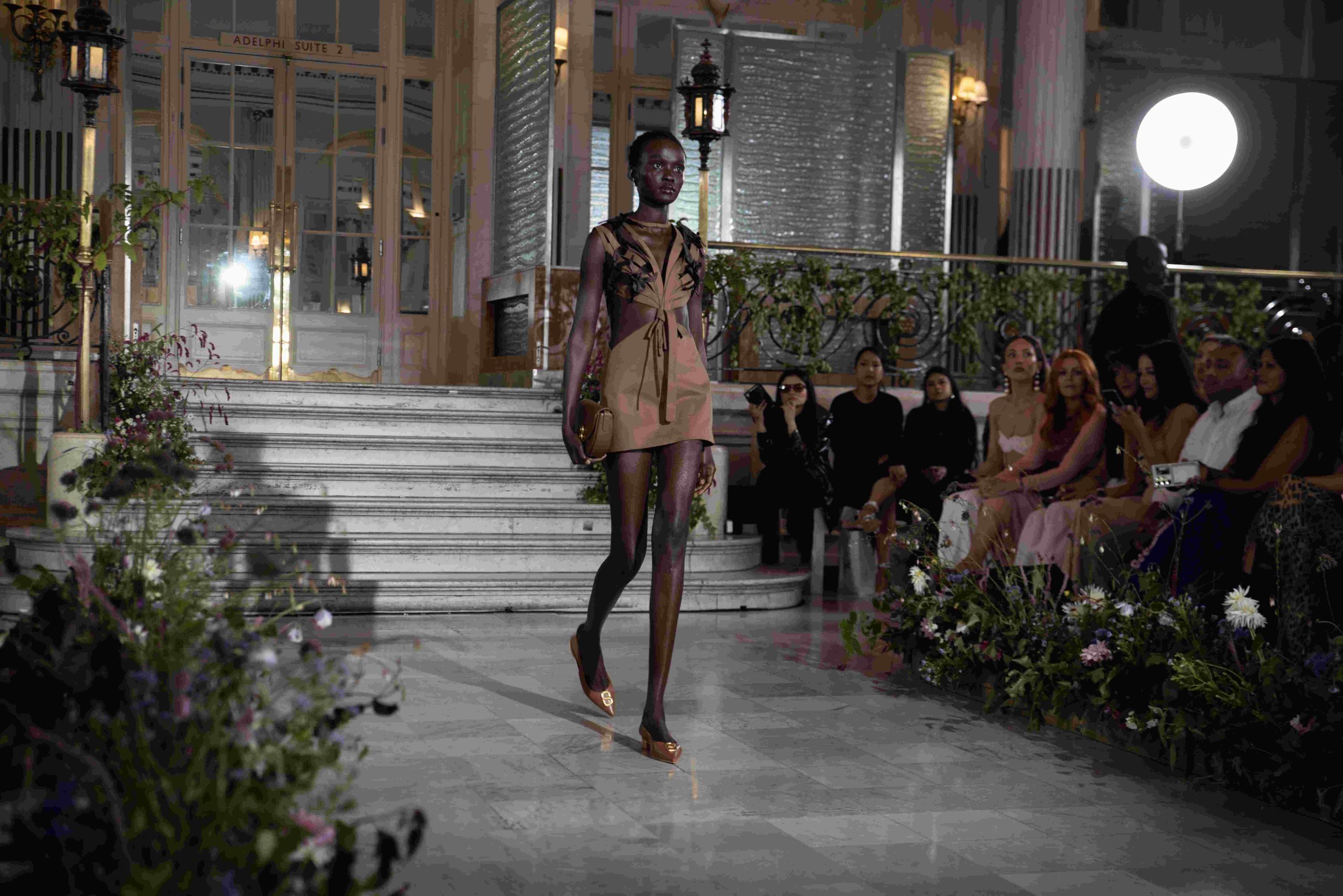 Hinh anh Trần Hùng tại London Fashion Week Xuân/Hè 2025: Sực nức hương Lan thơm ngát 3