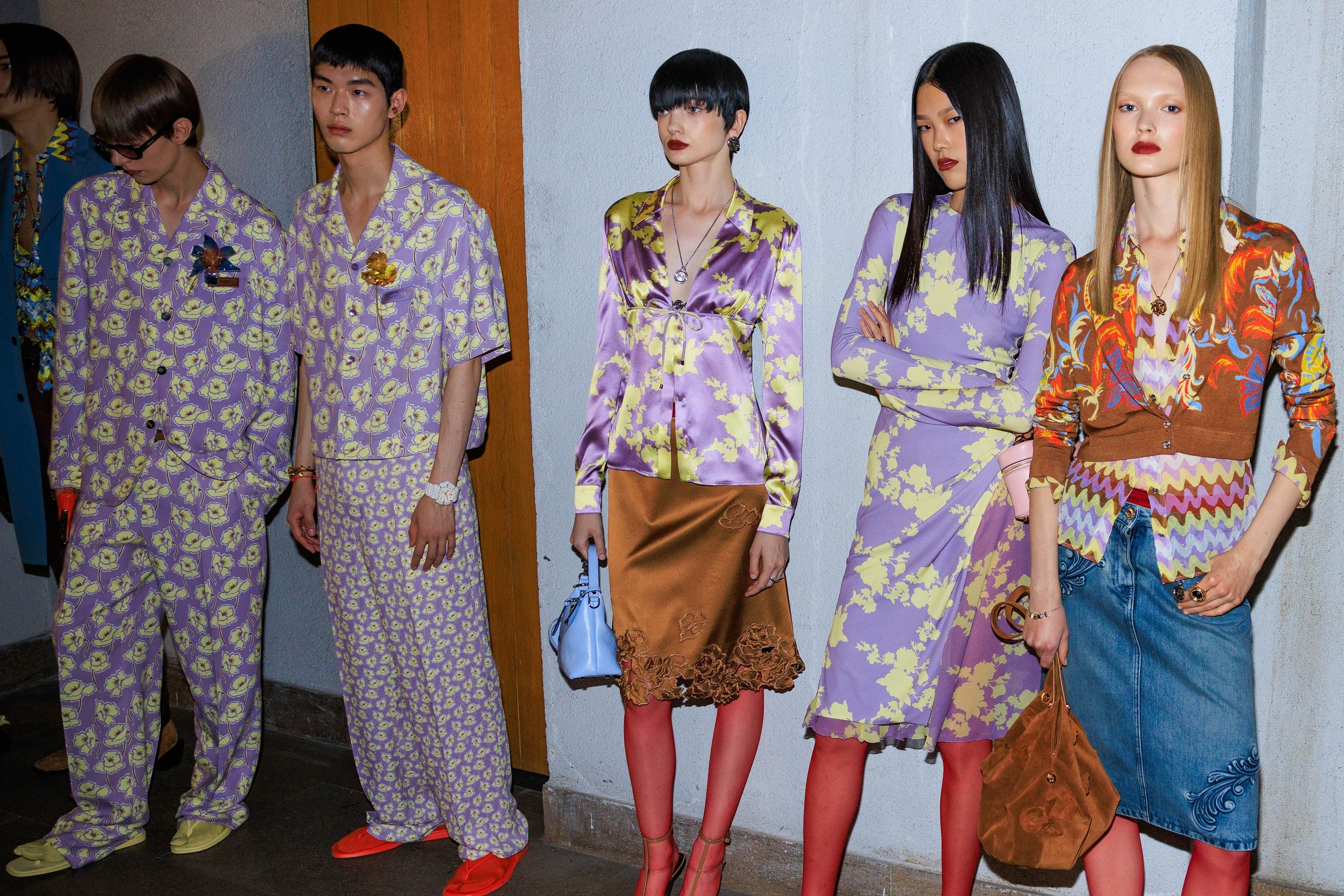 Versace Spring 2025 - Niềm vui của những năm 90 