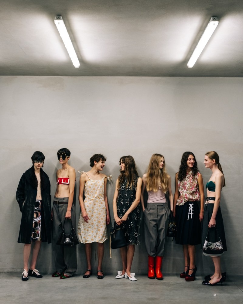 Hinh anh Prada Spring 2025 - Sự phản đối đầy thách thức dành cho kỷ nguyên của thuật toán 1