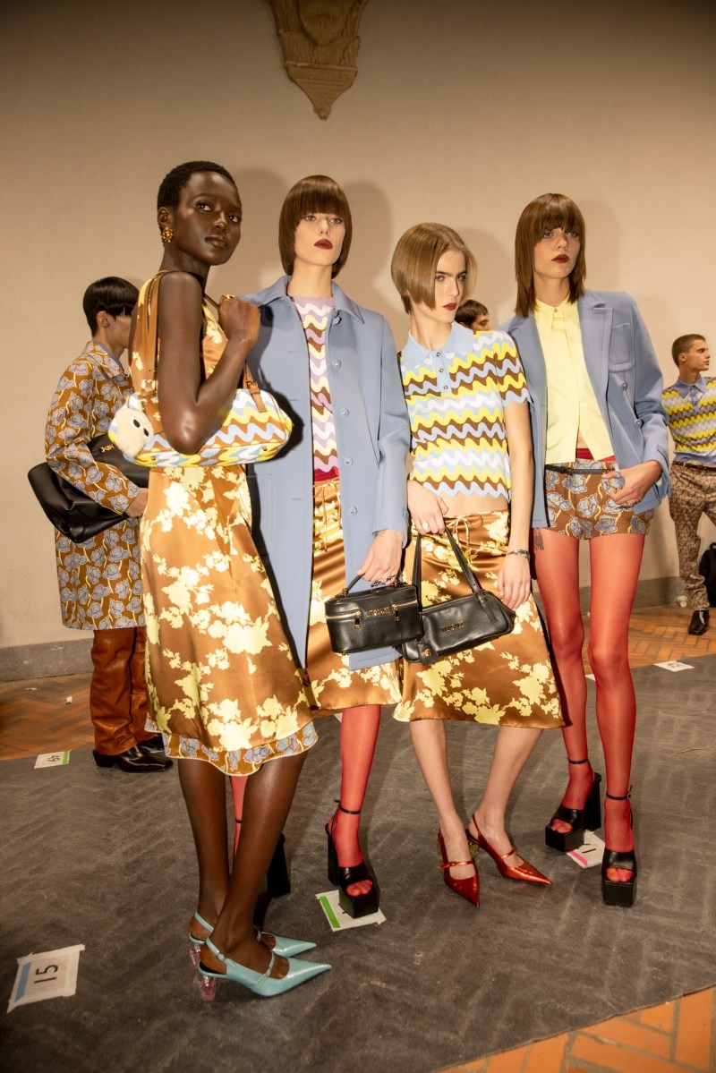 Hinh anh Versace Spring 2025 - Niềm vui của những năm 90 3