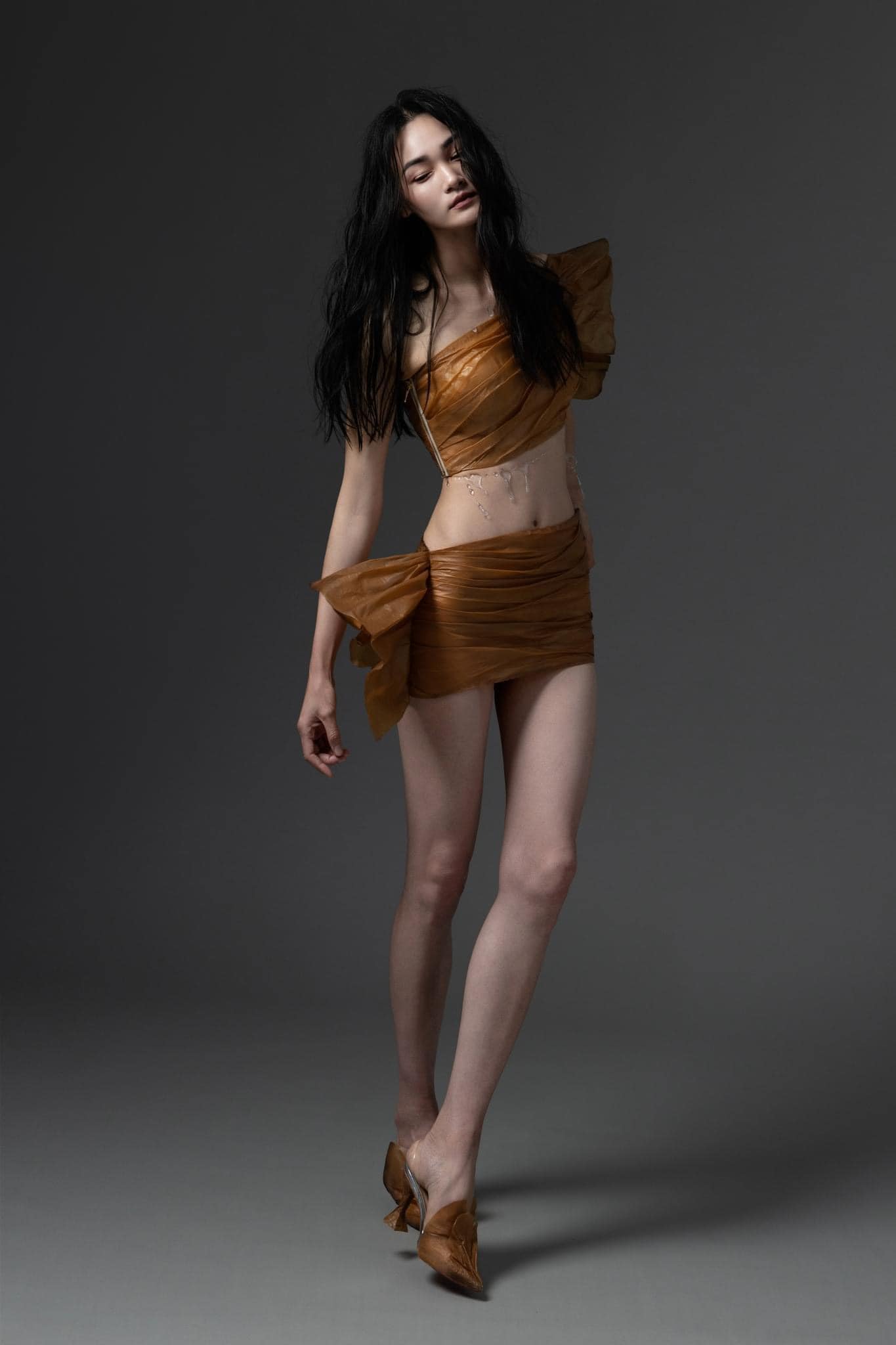Hinh anh Trần Hùng tại London Fashion Week Xuân/Hè 2025: Sực nức hương Lan thơm ngát 1