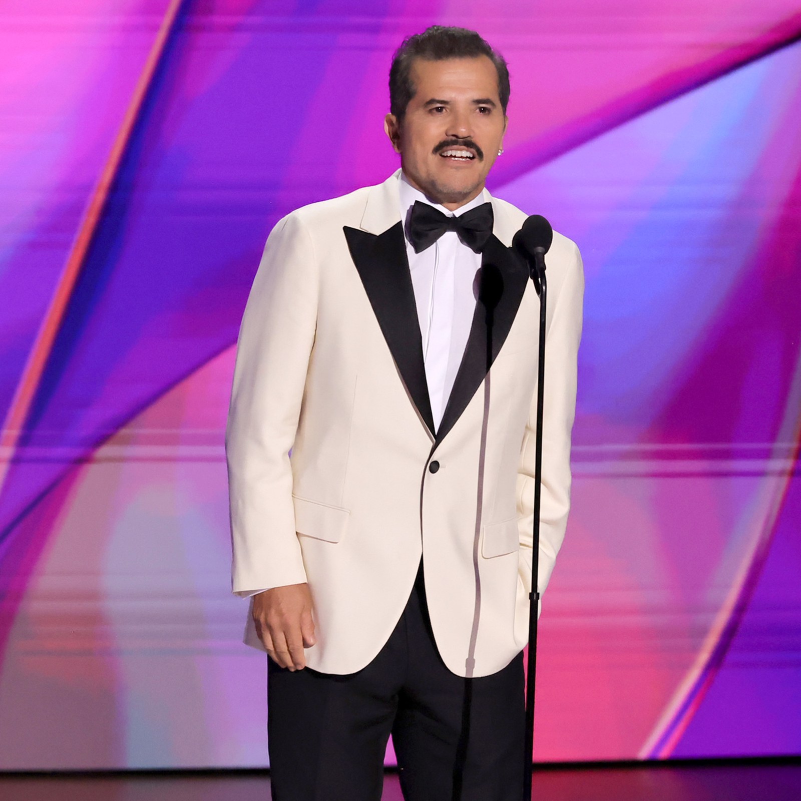 John Leguizamo phát biểu tôn vinh đa dạng giới tại emmy 2024