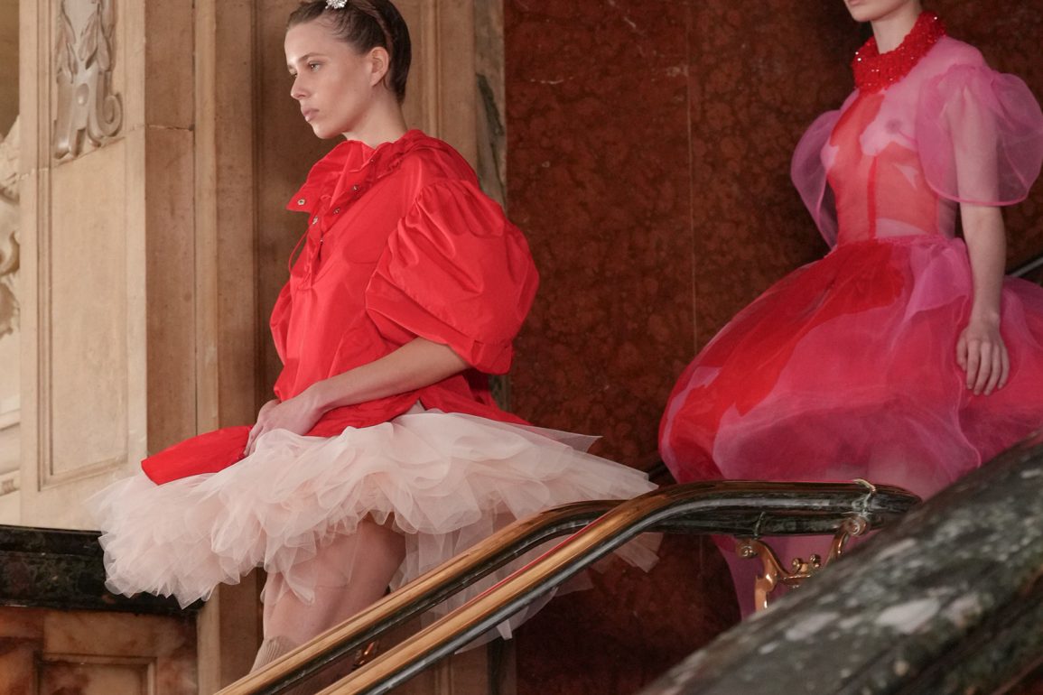 Hinh anh Simone Rocha Spring 2025 - Một “phiên tòa” thời trang dang dở 4