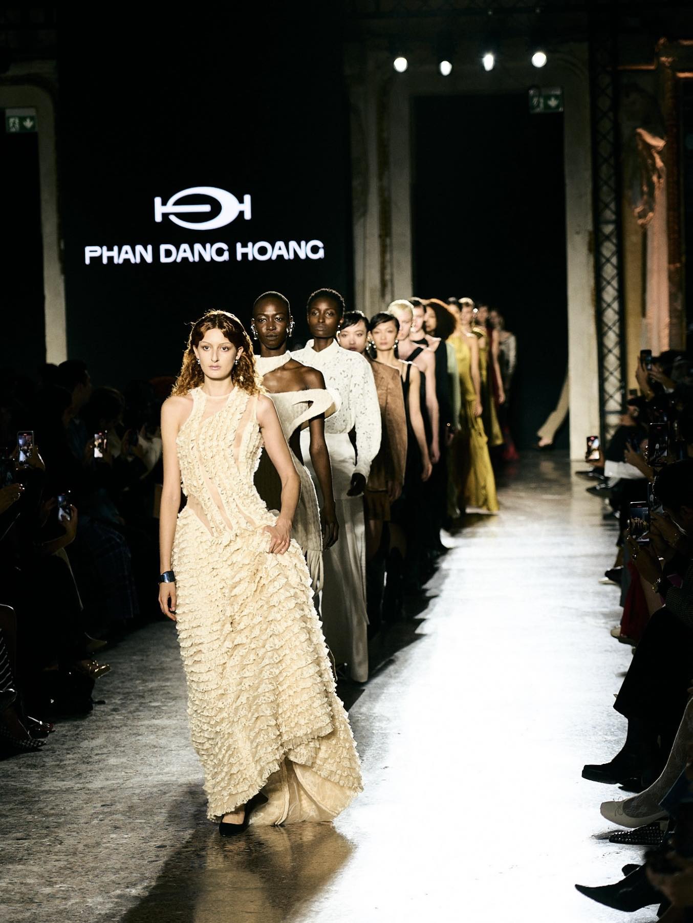Hinh anh Việt Nam tự hào: Phan Đăng Hoàng, BST Ceramics và những dấu ấn tại Milano Fashion Week SS 2025 3