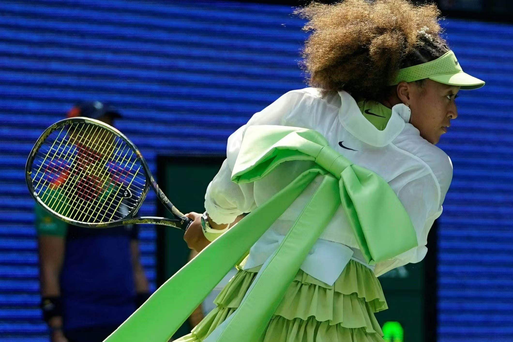 thời trang tennis Naomi Osaka đính nơ khổng lồ nike