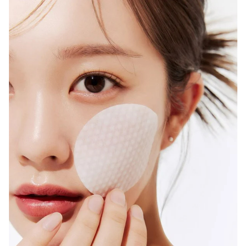 Hinh anh Toner pad – hay có thể hiểu là miếng bông cotton thấm sẵn toner – không hẳn là một khái niệm làm đẹp mới. Nhưng khi nữ diễn viên Han So-hee của bộ phim ‘Gyeongseong Creature’ đã chia sẻ trong một bài đăng trên mạng xã hội rằng cô thường xuyên dùng toner pad để làm dịu làn da khô của mình, thì chúng lại một lần nữa trở thành sản phẩm làm đẹp không thể thiếu. 2