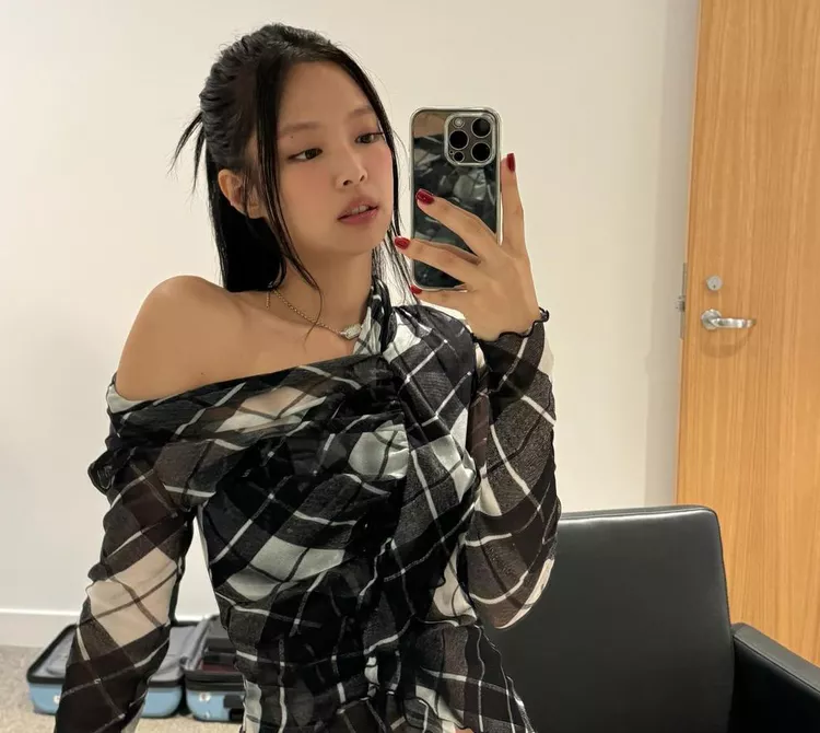 It-girl Jennie Kim vừa gợi ý kiểu móng tay Dark Aura ma mị cho mùa Halloween này!