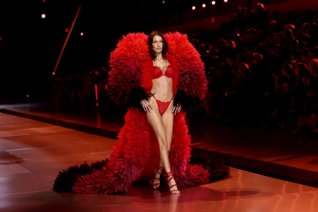 Hinh anh Đâu là thương hiệu nâng niu gót sen của các thiên thần Victoria’s Secret Fashion Show 2024? 1
