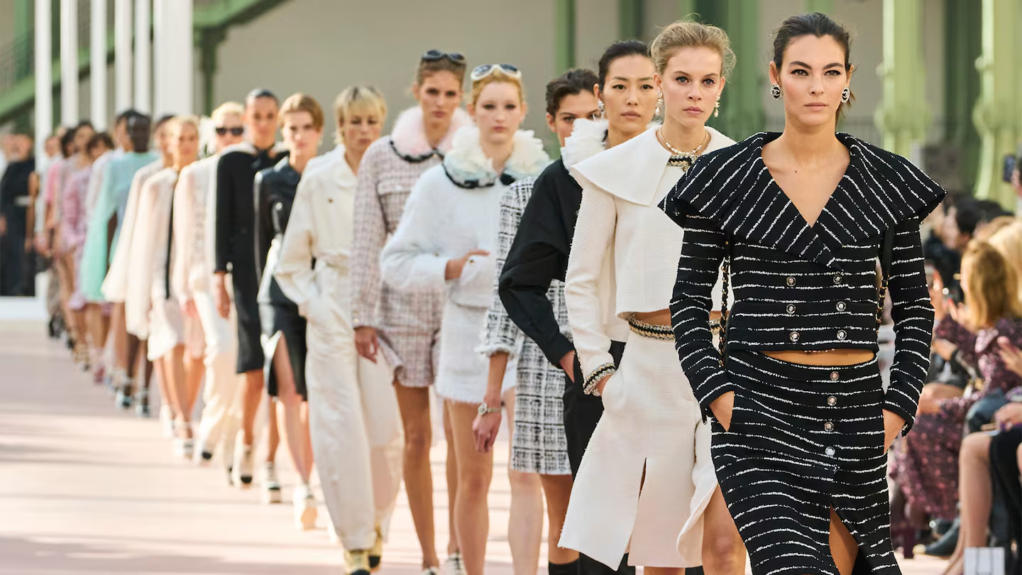 Chanel Spring 2025: Một sự tôn vinh rực rỡ dành cho Karl Lagerfeld - một chuẩn mực cho thời trang ngày nay