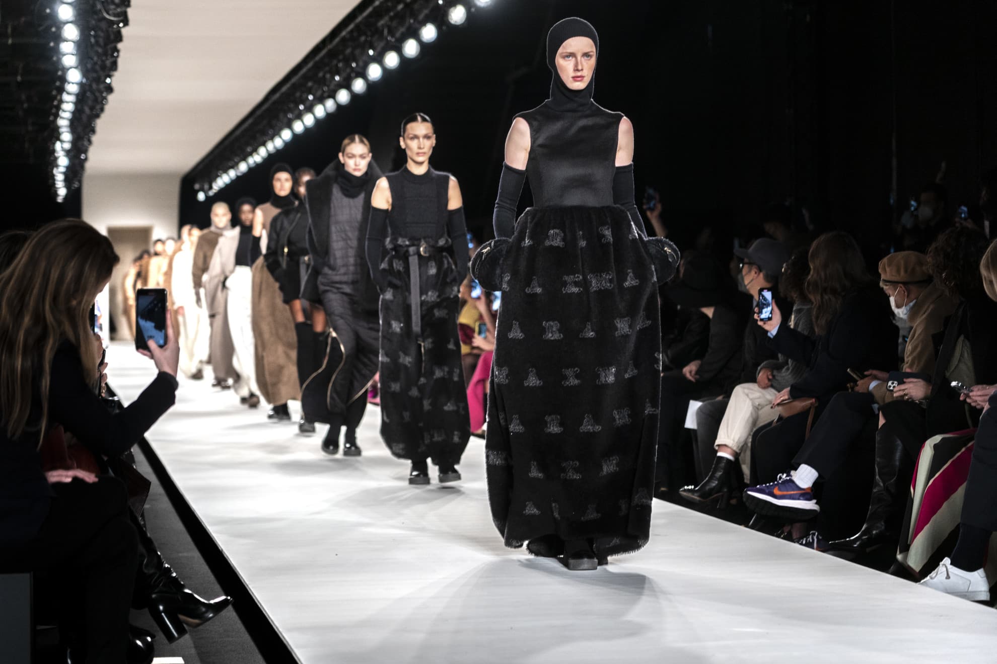 Chợ đen buôn bán thiệp mời Fashion Week: Khi xa xỉ nằm trong tầm tay