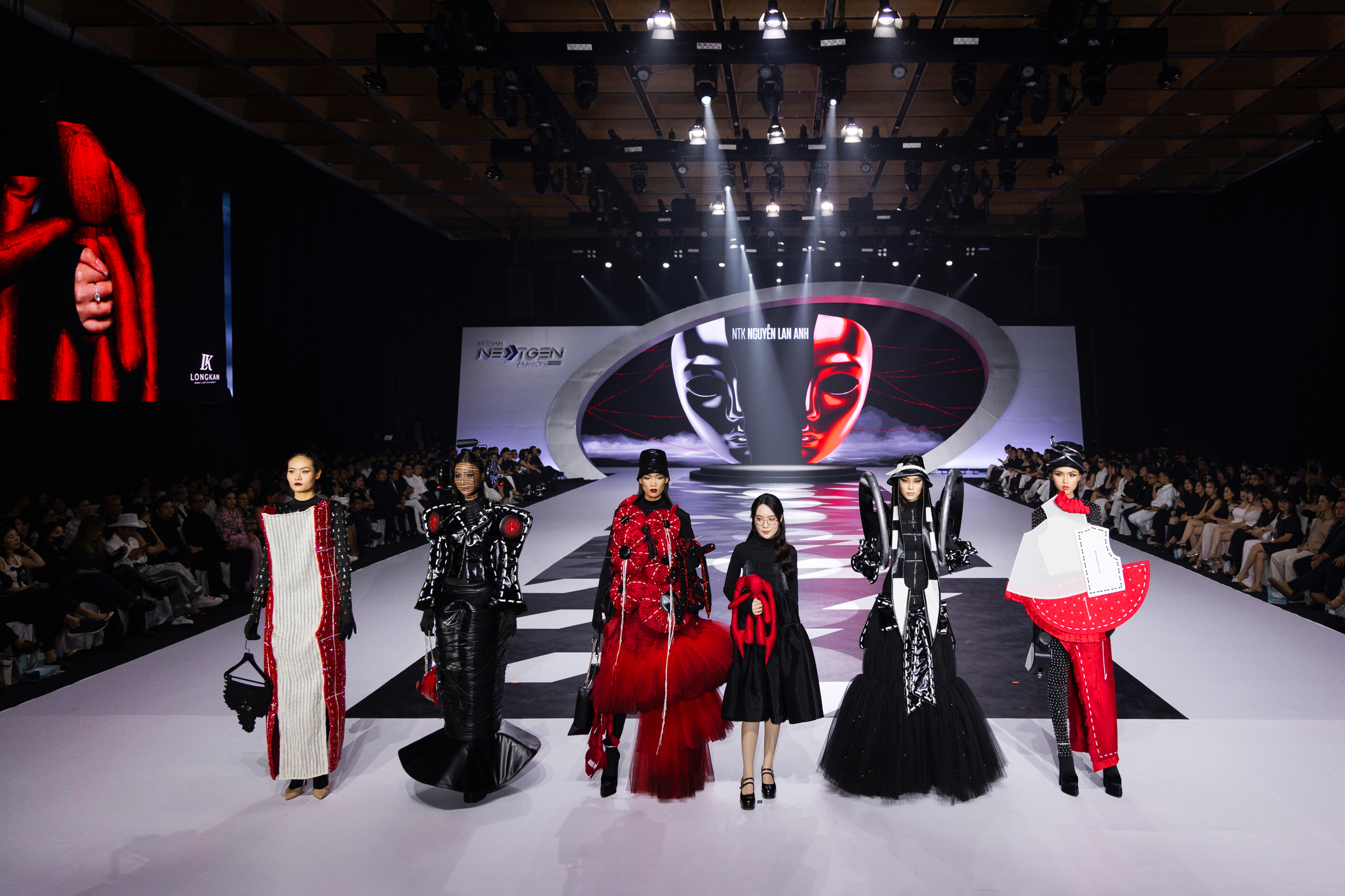 Hinh anh Những con số ấn tượng của Vietnam Next-Gen Fashion Era 1: 192 trang phục, 70 người mẫu, 7 tiếng phát sóng 1