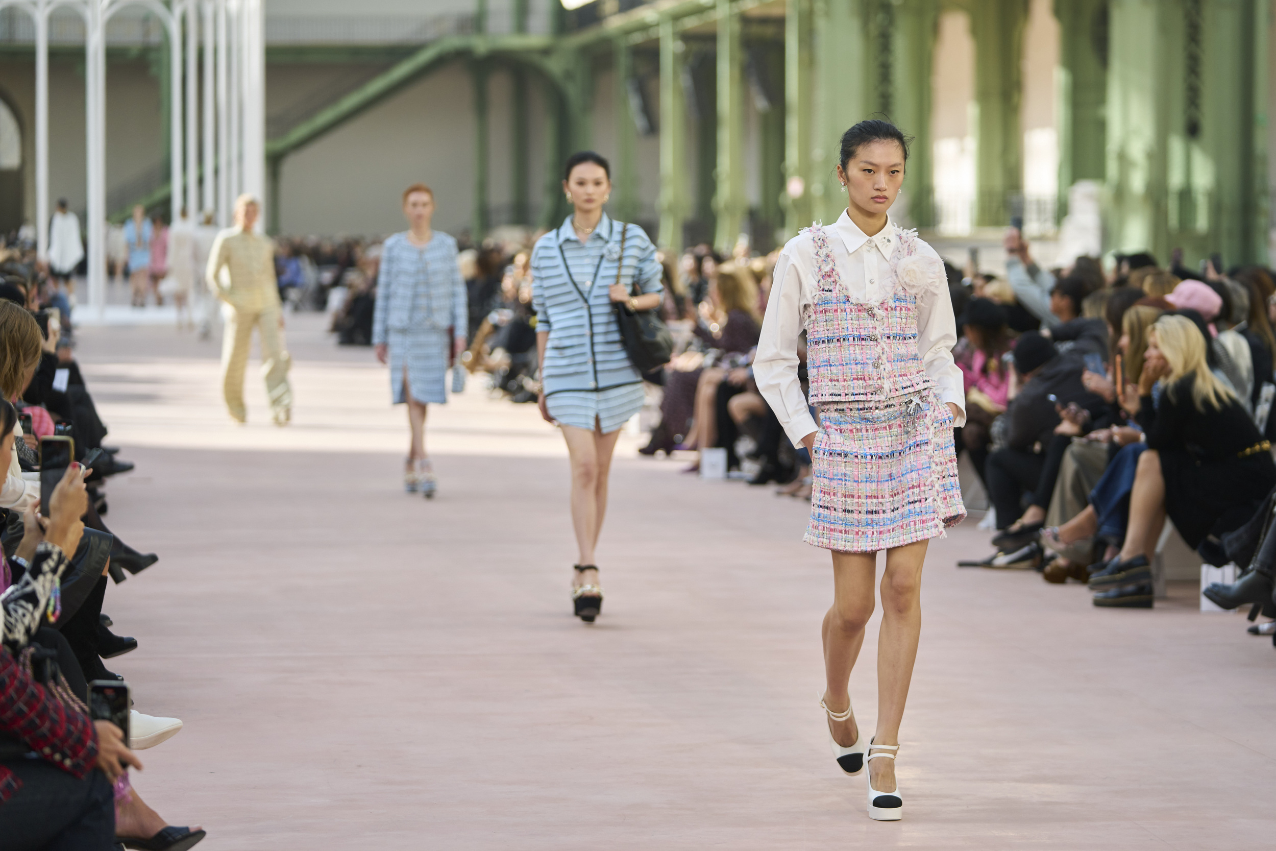 Hinh anh Chanel Spring 2025: Một sự tôn vinh rực rỡ dành cho Karl Lagerfeld - một chuẩn mực cho thời trang ngày nay 2