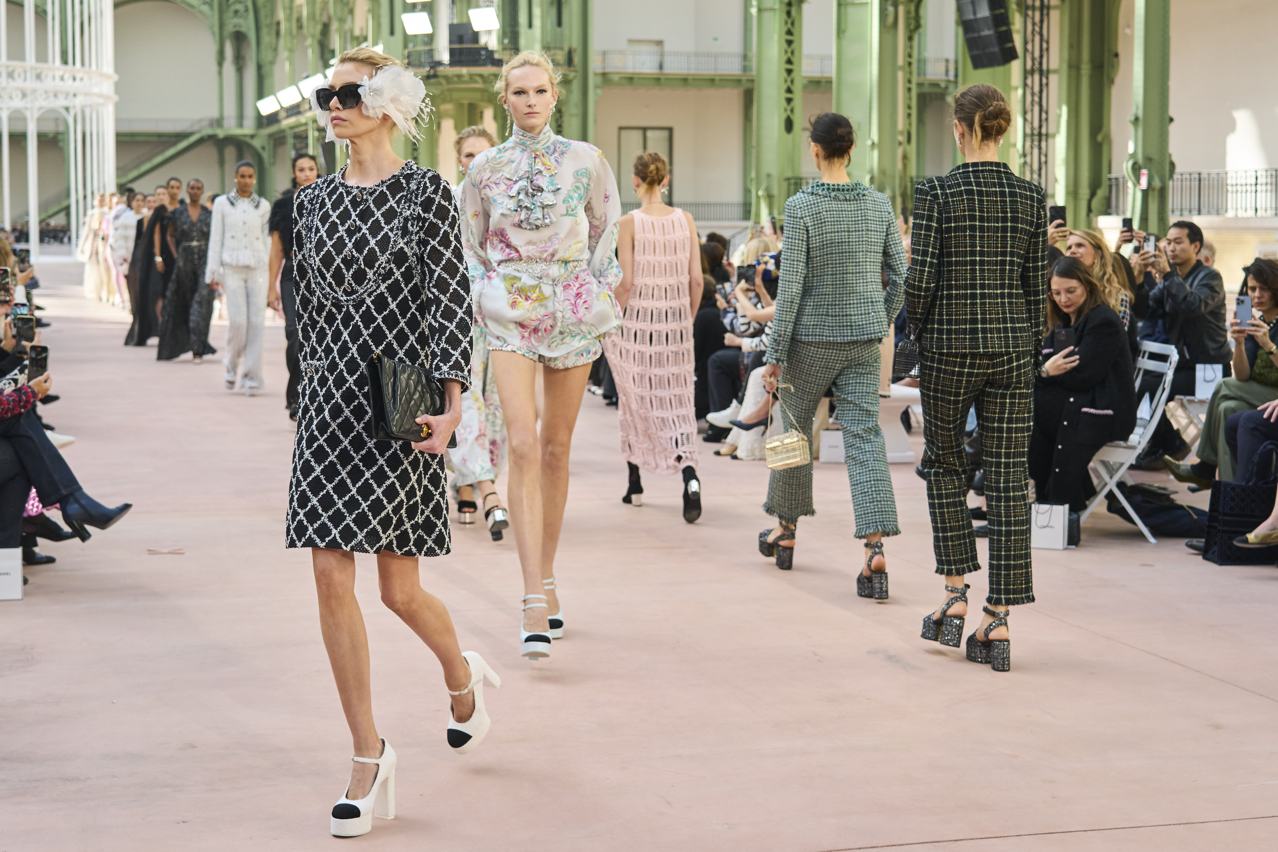 Hinh anh Chanel Spring 2025: Một sự tôn vinh rực rỡ dành cho Karl Lagerfeld - một chuẩn mực cho thời trang ngày nay 14