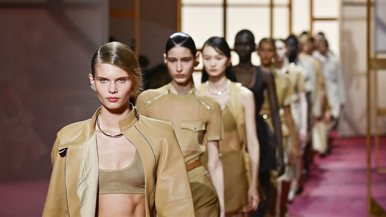 Hermès Xuân Hè 2025: Tái định nghĩa vẻ gợi cảm đầy tinh tế và quyết đoán