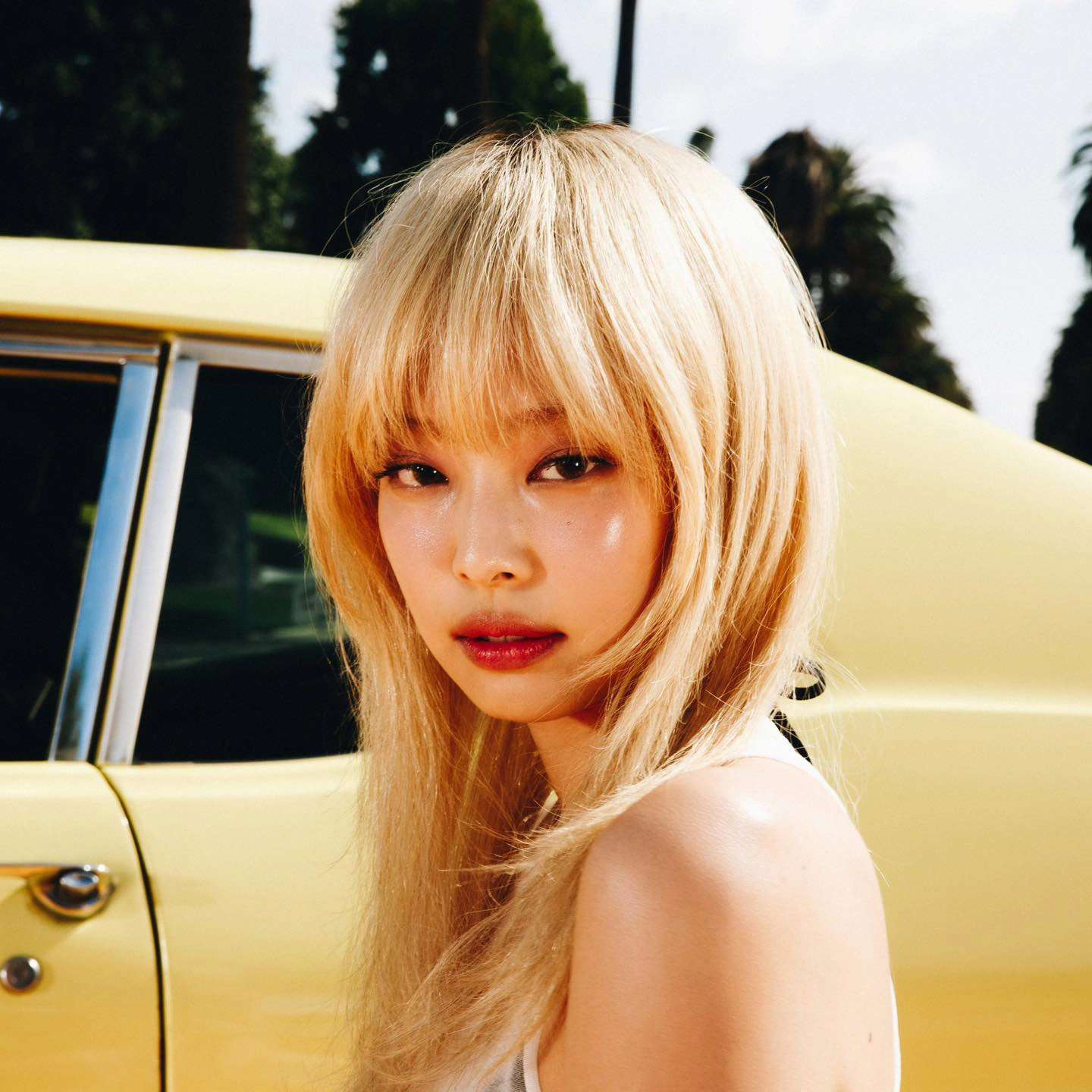 Jennie Mantra phong cách trang điểm tóc vàng