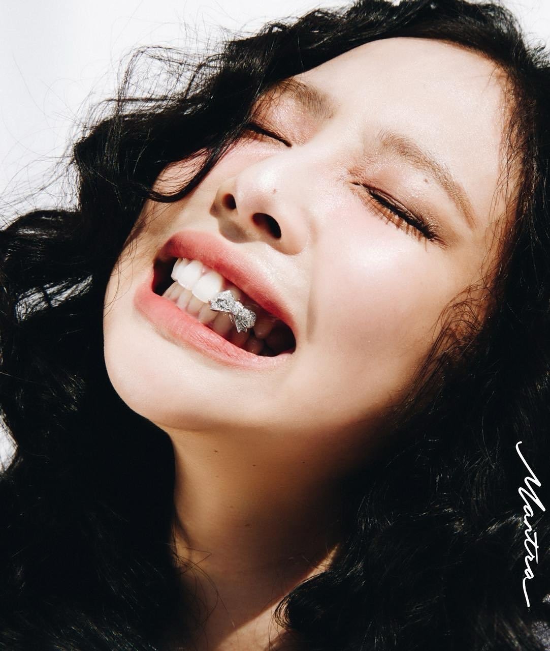 Jennie Mantra cottagecore đính đá hình nơ trên răng