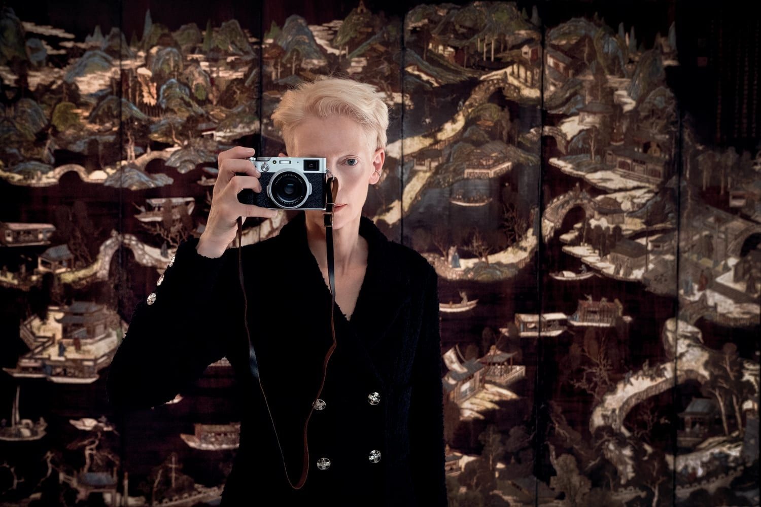 Hinh anh Diễn viên Tilda Swinton và đạo diễn Wim Wenders “mở màn” cho show diễn Chanel Métiers D'art 2024/25 3