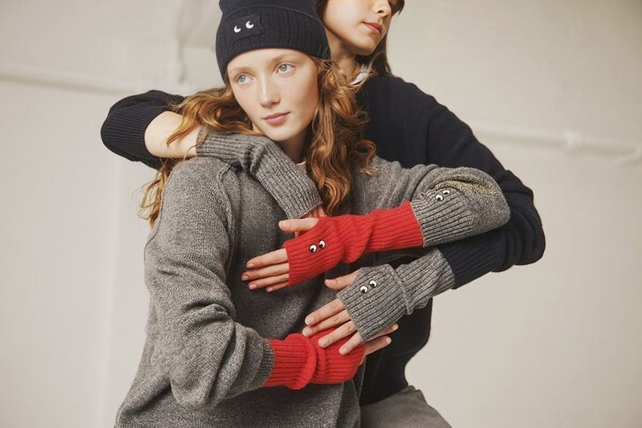 “Mẹ đẻ” của những mẫu túi “ồn ào” nhất thế giới, Anya Hindmarch kết hợp cùng UNIQLO trong BST lần đầu tiên xuất hiện tại Việt Nam