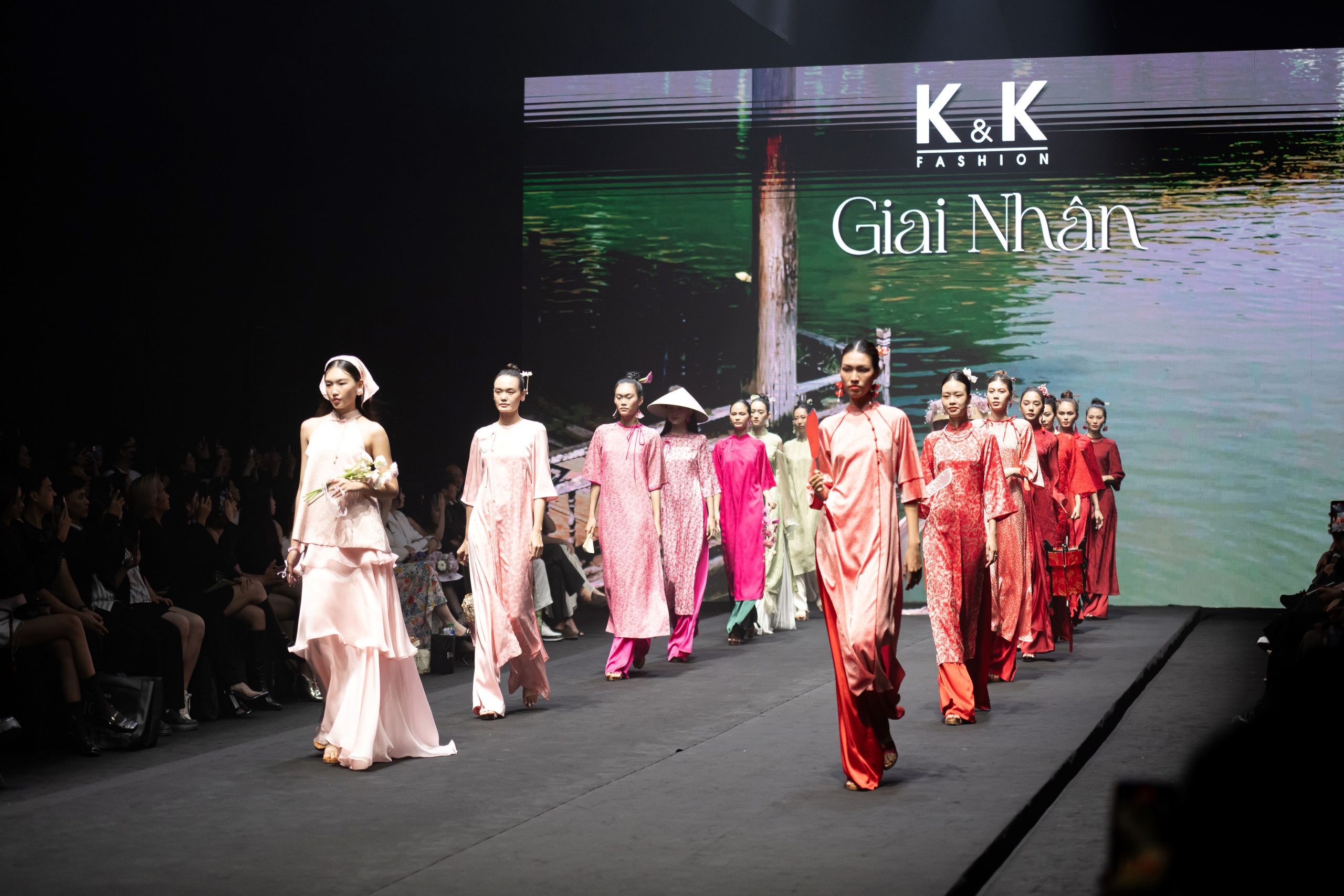 Hinh anh K&K Fashion: “Giai nhân” - Tà áo dài của người phụ nữ Việt 2